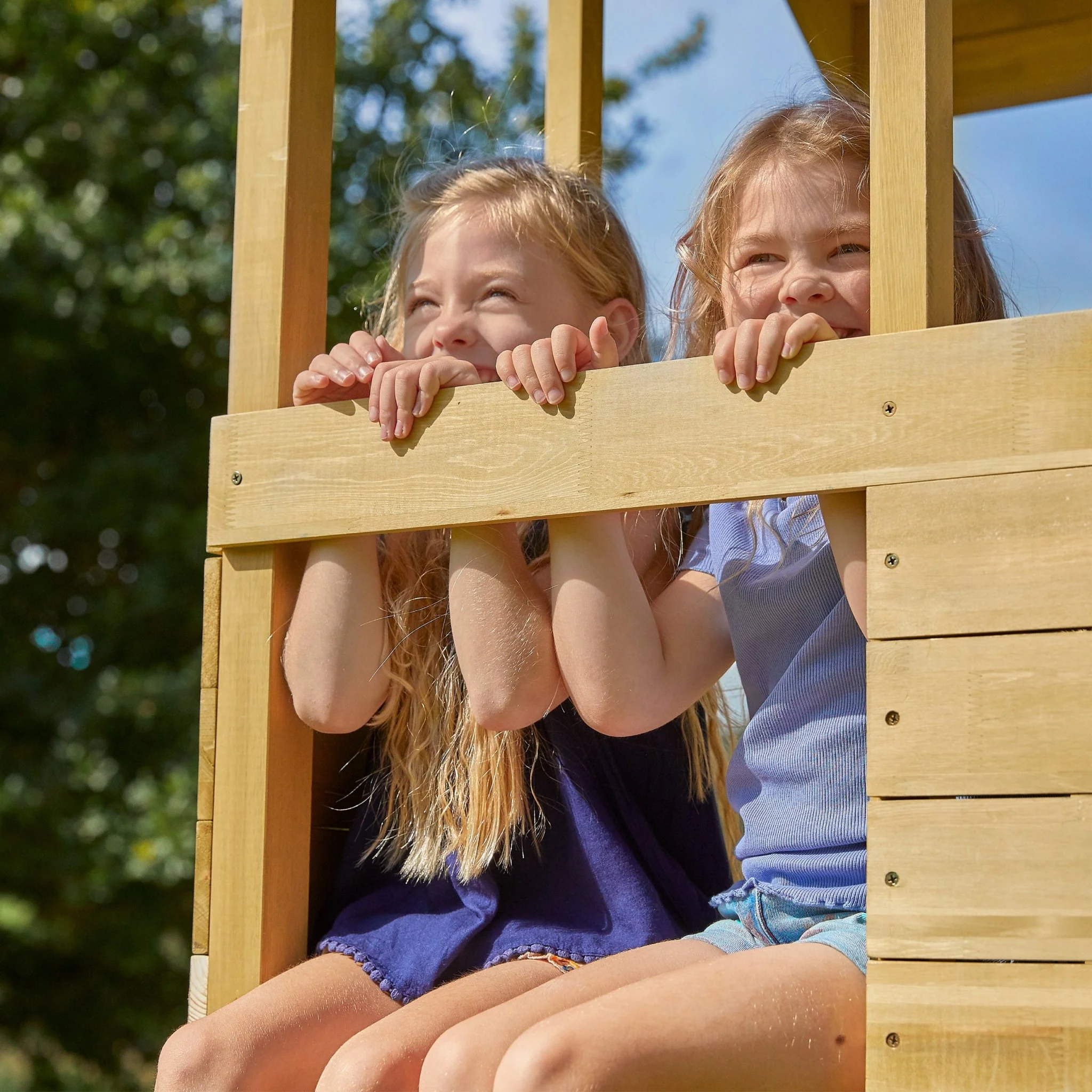 TP Treehouse Houten Speeltoren met Golvenglijbaan �C FSC? gecertificeerd
