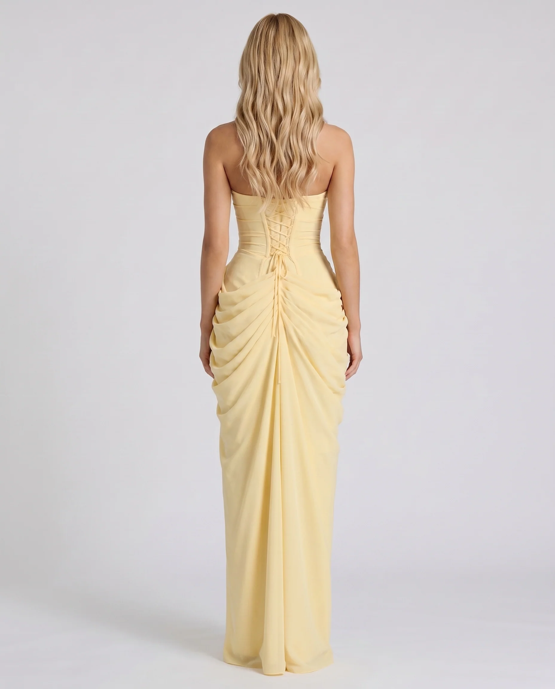 Tr?gerloses Maxikleid mit Raffungen und Beinschlitz | Modernes Bandeau-Kleid mit drapiertem Wickelrock f��r festliche Anl?sse