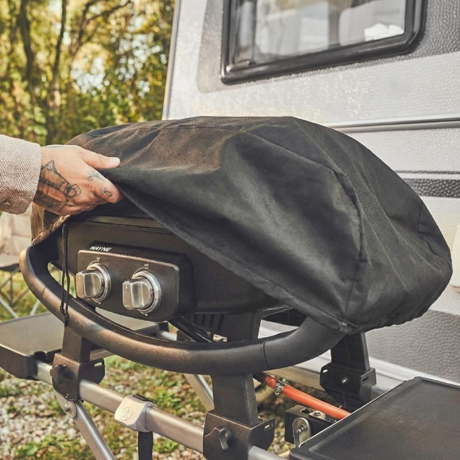 BURNHARD WAYNE 2-Brenner Balkongrill – Tragbarer Gasgrill mit 4,4 kW, 2 Grillzonen, bis 390 °C, Gusseisenroste & Abdeckhaube - Camper Edition