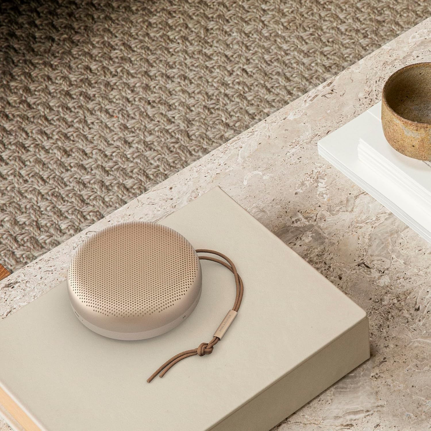 Bang & Olufsen Beosound A1 (2. Gen) – Kabelloser tragbarer IP67 wasserdichter Bluetooth-Lautsprecher mit 360-Grad-Sound, Alexa Voice Assistant & Speakerphone, 18 h Akkulaufzeit - Black Anthracite