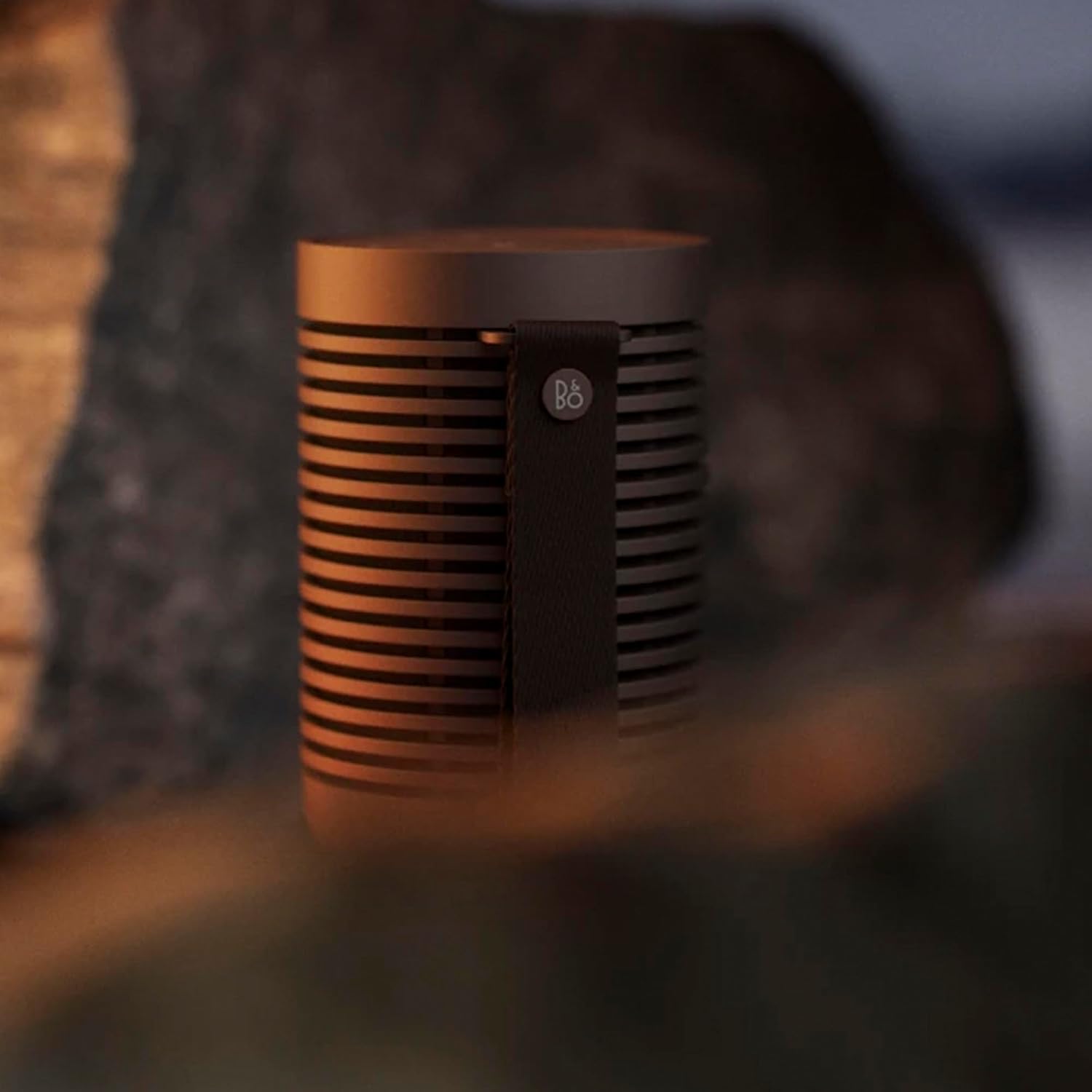 Bang & Olufsen Beosound Explore – Kabelloser tragbarer Bluetooth Outdoor-, Heim- und Reise, 27 Stunden Akkulaufzeit, wasserdichter 360° Lautsprecher + USB-C Ladekabel - Schwarz Anthracite