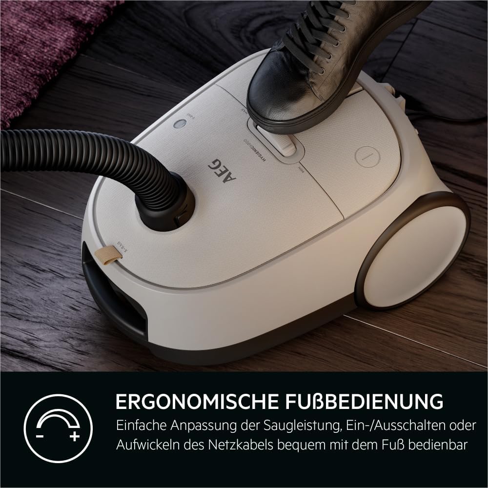 AEG CLEAN 6000 AB61C2DB Staubsauger mit Beutel / hohe Saugleistung / inkl. Polsterdüse / 50 % Recyclingkunststoff / ideal für Haustierbesitzer / Reinigen von Polstern / 12 m Kabel / 750 W / Blau