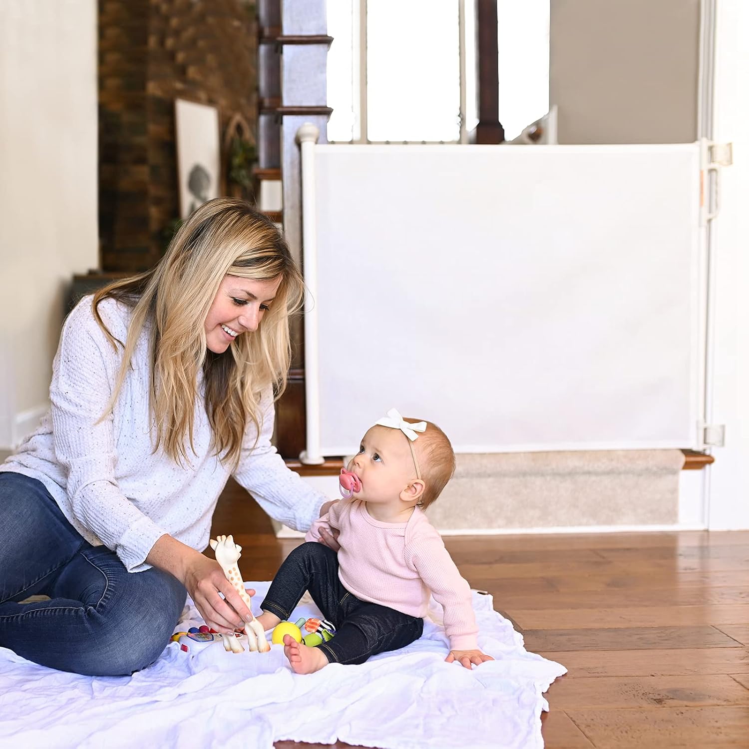 Momcozy Treppenschutzgitter Ausziehbare für Babys (Aktualisiert), 0-140 cm, 83 cm Hoch Baby Absperrgitter Treppenschutzrollo, Einhndig Bedienbar, Geeignet für Treppen/Türen/Innen & Auen, Grau