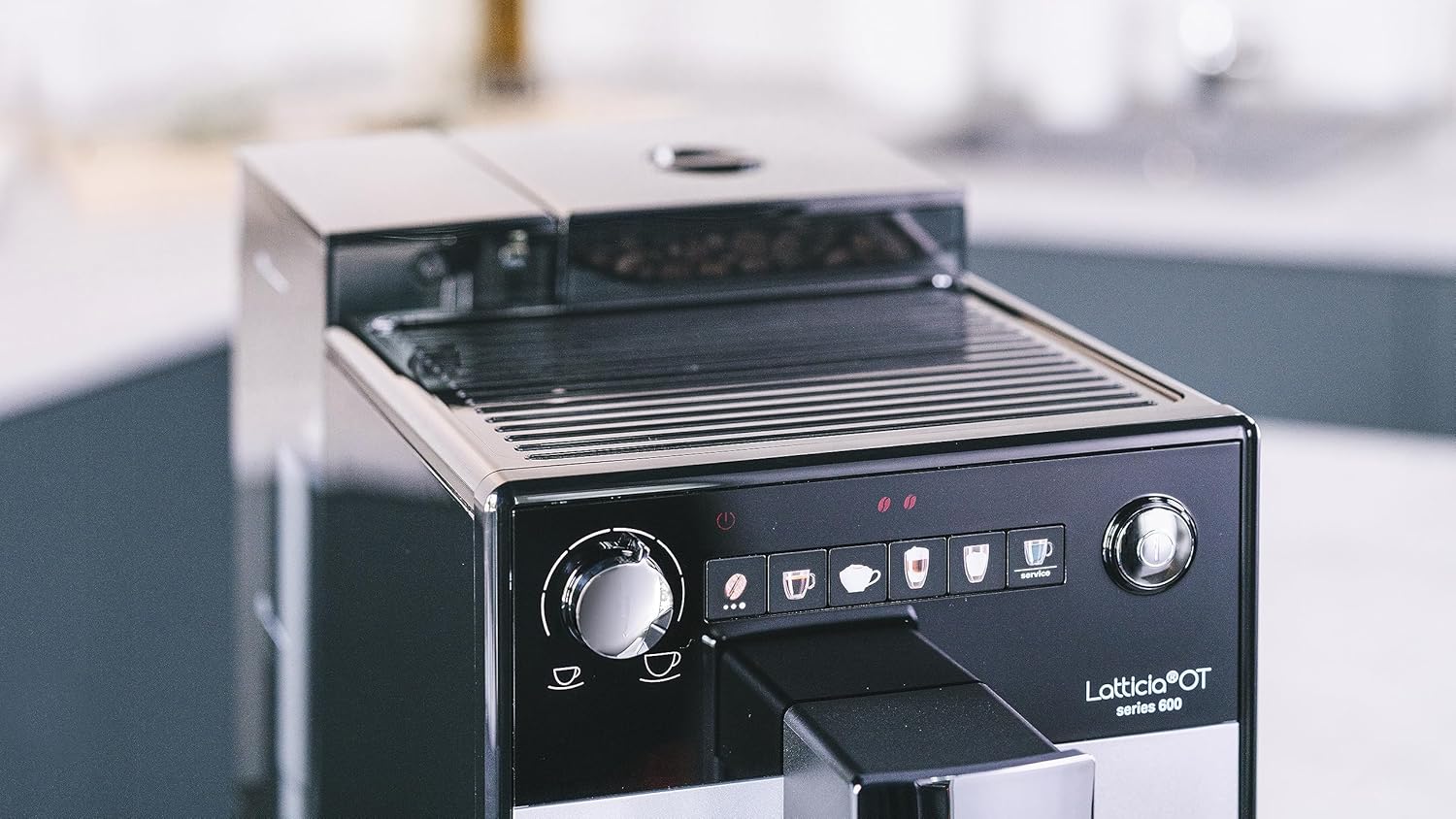 Melitta Latticia OT - Kaffeevollautomat mit Milchsystem, Kaffeemaschine mit Mahlwerk für z. B. Kaffee oder Cappuccino, silber/schwarz