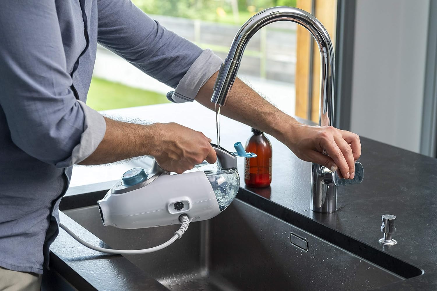 Black+Decker 15-in-1 Dampfbesen Steam-mop (mit Steamitt Dampfhandschuh zur Oberflchenreinigung, AutoSelect für richtige Menge Dampf, 180° drehbarer Reinigungsfu, inkl. 15-tlg Zubehr)