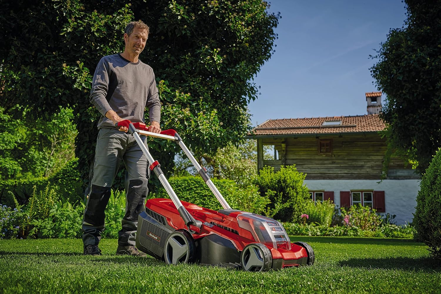 Einhell Akku-Rasenmäher RASARRO 36/38 Kit Power X-Change (36 V, 38 cm Schnittbreite, 450 m², Brushless, Mulchfunktion, 45L Fangkorb, inkl. 2x 4,0 Ah Akkus + Twincharger)