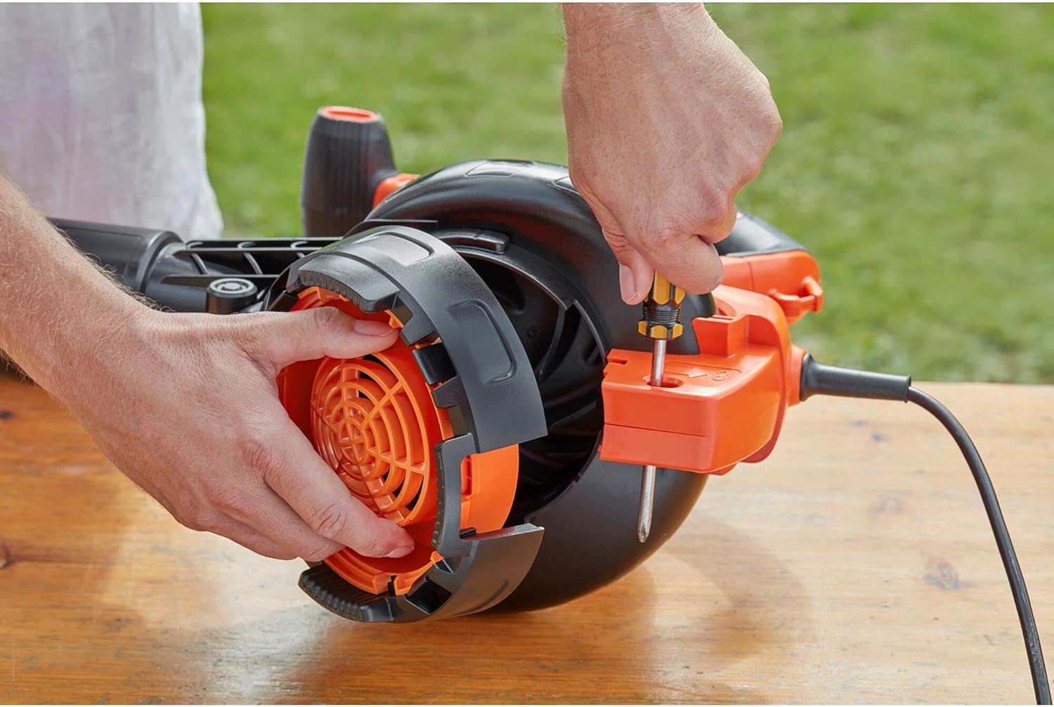 Black+Decker 3-in-1 Elektro-Laubsauger/Laubblser BEBLV301 (3.000 Watt, mit Hcksler + aufsteckbarem Laubrechen, 72l Fangsack-Rucksack - hohe Blasgeschwindigkeit & verstellbare Saugleistung)