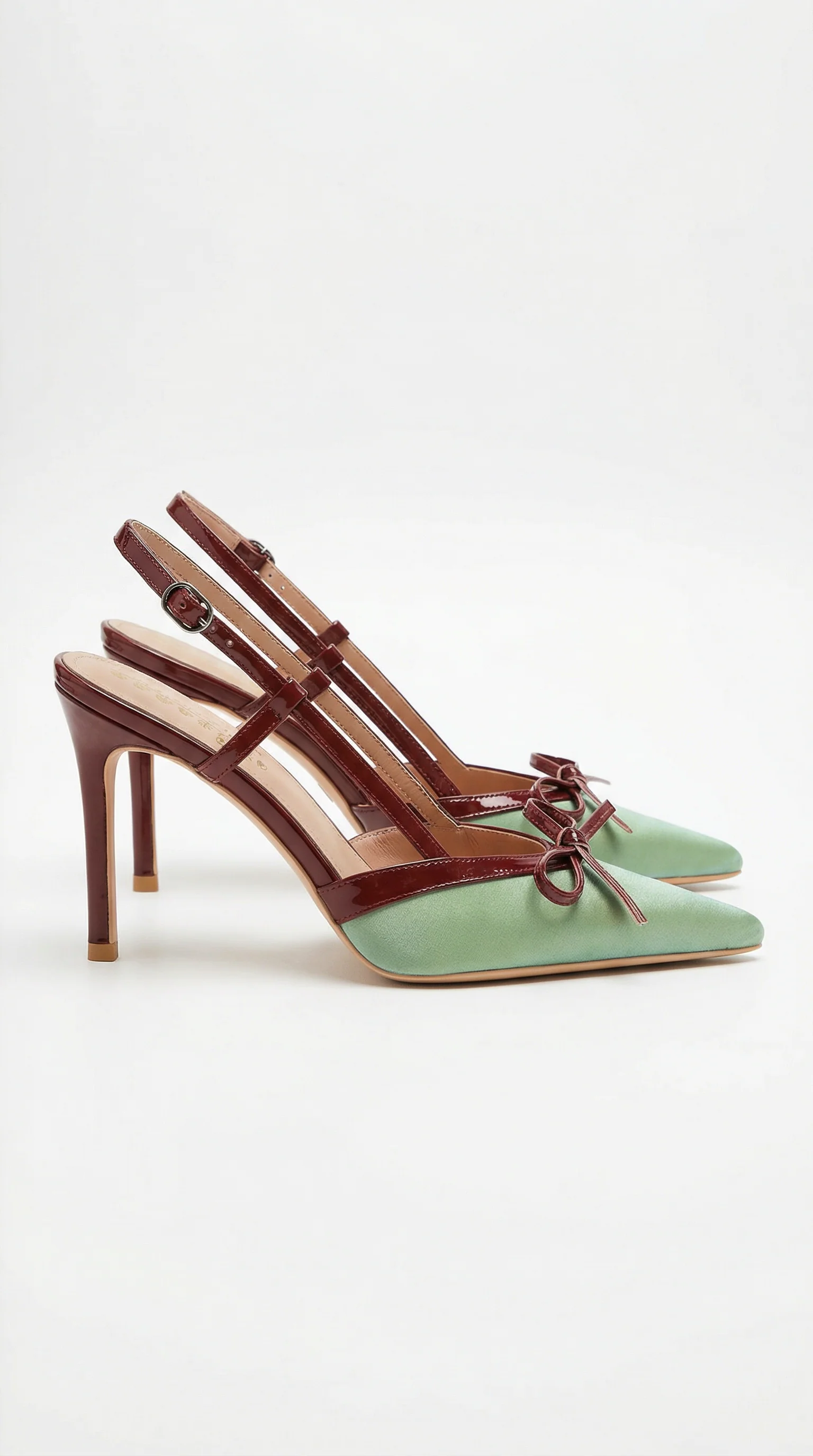 Pumps aus Satin mit Schleife