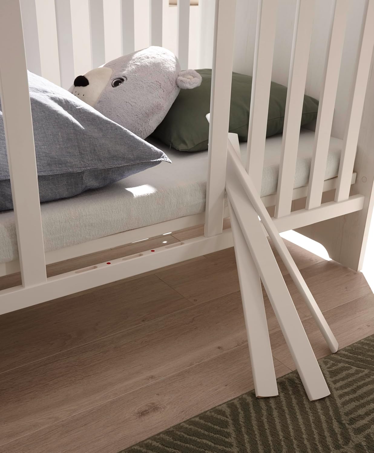 Babyzimmer Jasmin 5 teilig in Anderson Pine mit Absetzungen in Artisan Eiche - Kinderzimmer Komplett Set mit Kleiderschrank, Babybett, Wickelkommode mit 2 Seitenregalen, Standregal, Wandboard