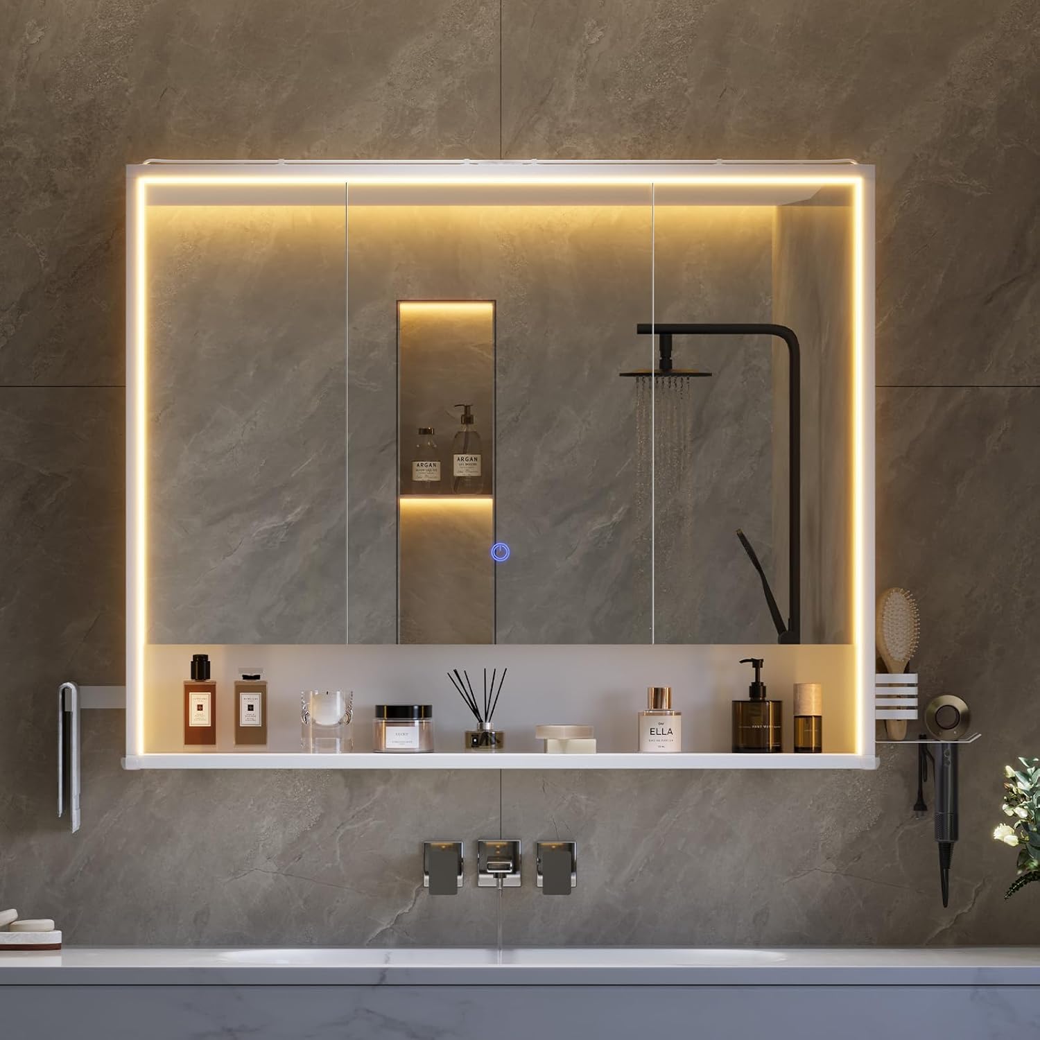 3-türiger Badspiegelschrank 80 cm breit mit LED-Beleuchtung, Steckdose & Touch-Sensor, 3 Lichtfarben dimmbar – inkl. Föhnhalter, Handtuchhalter & 4 verstellbaren Einlegeböden – Weiß