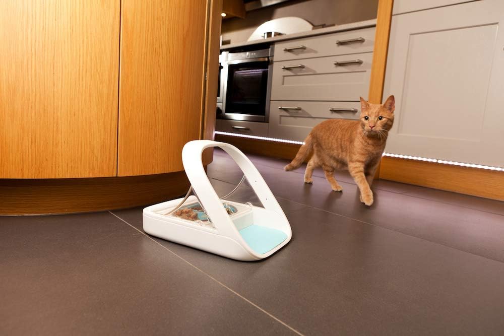 Sure Petcare SureFeed Microchip-voerautomaat voor huisdieren, met dichte dekselafdichting, compatibel met RFID-halsbandhanger, geschikt voor nat- en droogvoer, werkt op batterijen, wit