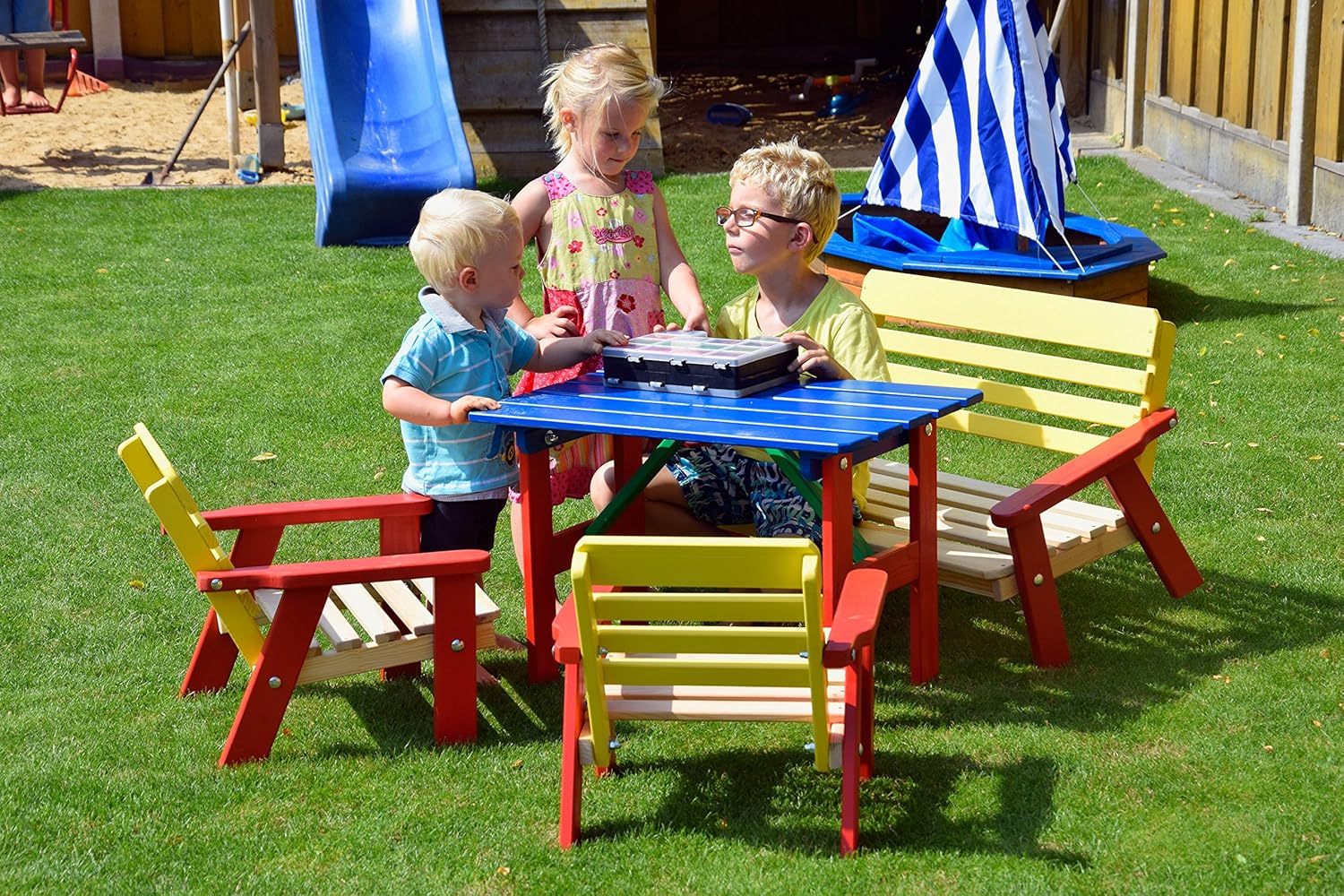 dobar® 94370FSC Kinder Outdoor Sitzgruppe 4 Plätze | 1 Bank, 2 Stühle, 1 Tisch | Picknickgarnitur für Kinder | Kindersitzgruppe Massivholz für Garten/Terrasse | Wetterfest Kindersitzgarnitur | Bunt, Mittel