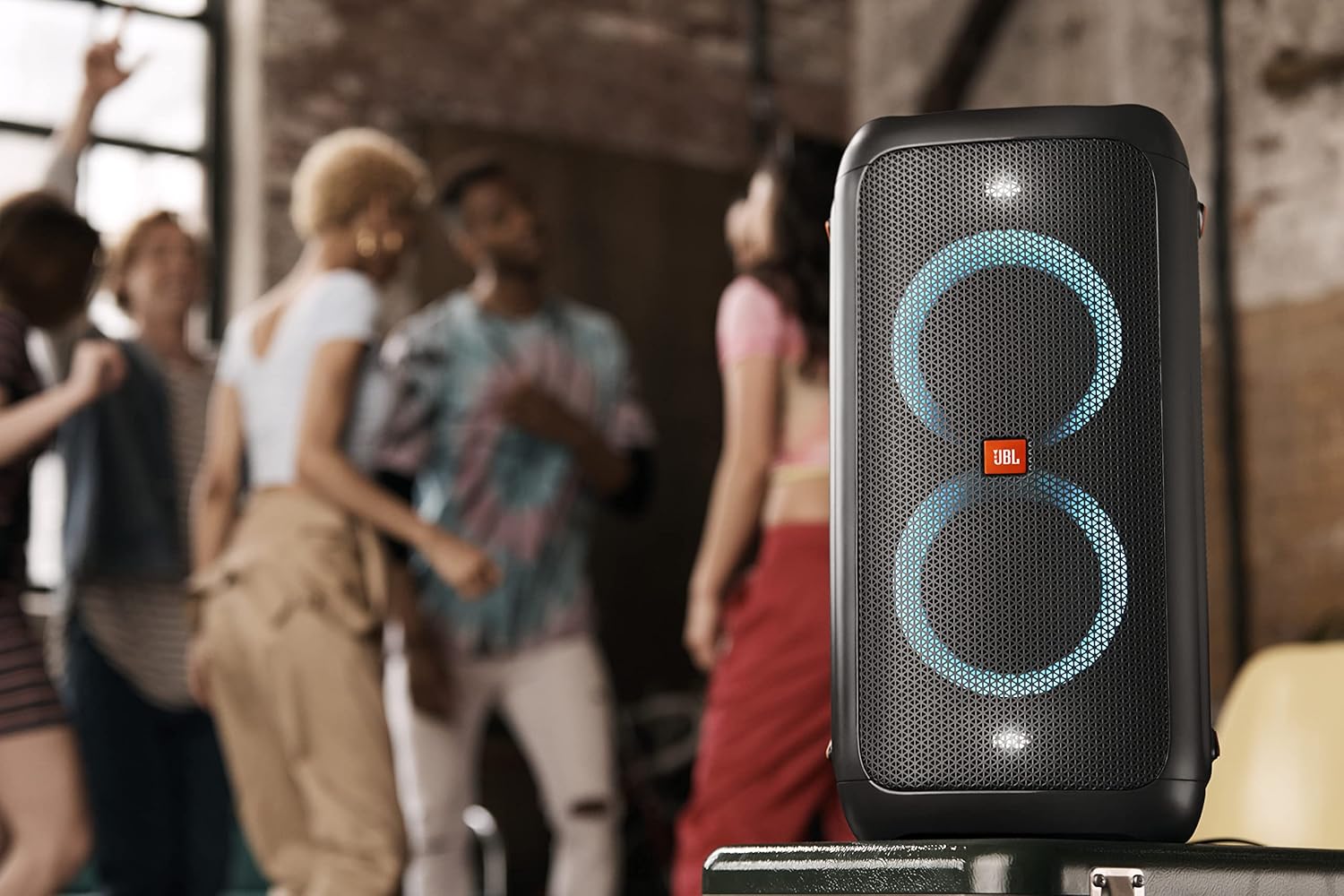 JBL PartyBox 710 - Schwarz �C Trag - und rollbarer Bluetooth Party-Lautsprecher mit Lichteffekten �C Spritzwassergesch��tzte, mobile Musikbox