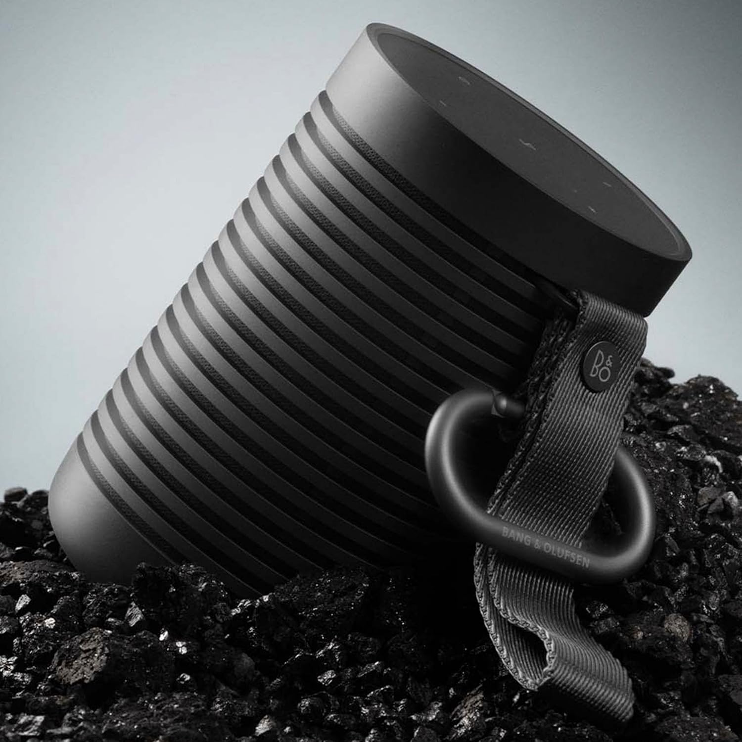 Bang & Olufsen Beosound Explore – Kabelloser tragbarer Bluetooth Outdoor-, Heim- und Reise, 27 Stunden Akkulaufzeit, wasserdichter 360° Lautsprecher + USB-C Ladekabel - Schwarz Anthracite
