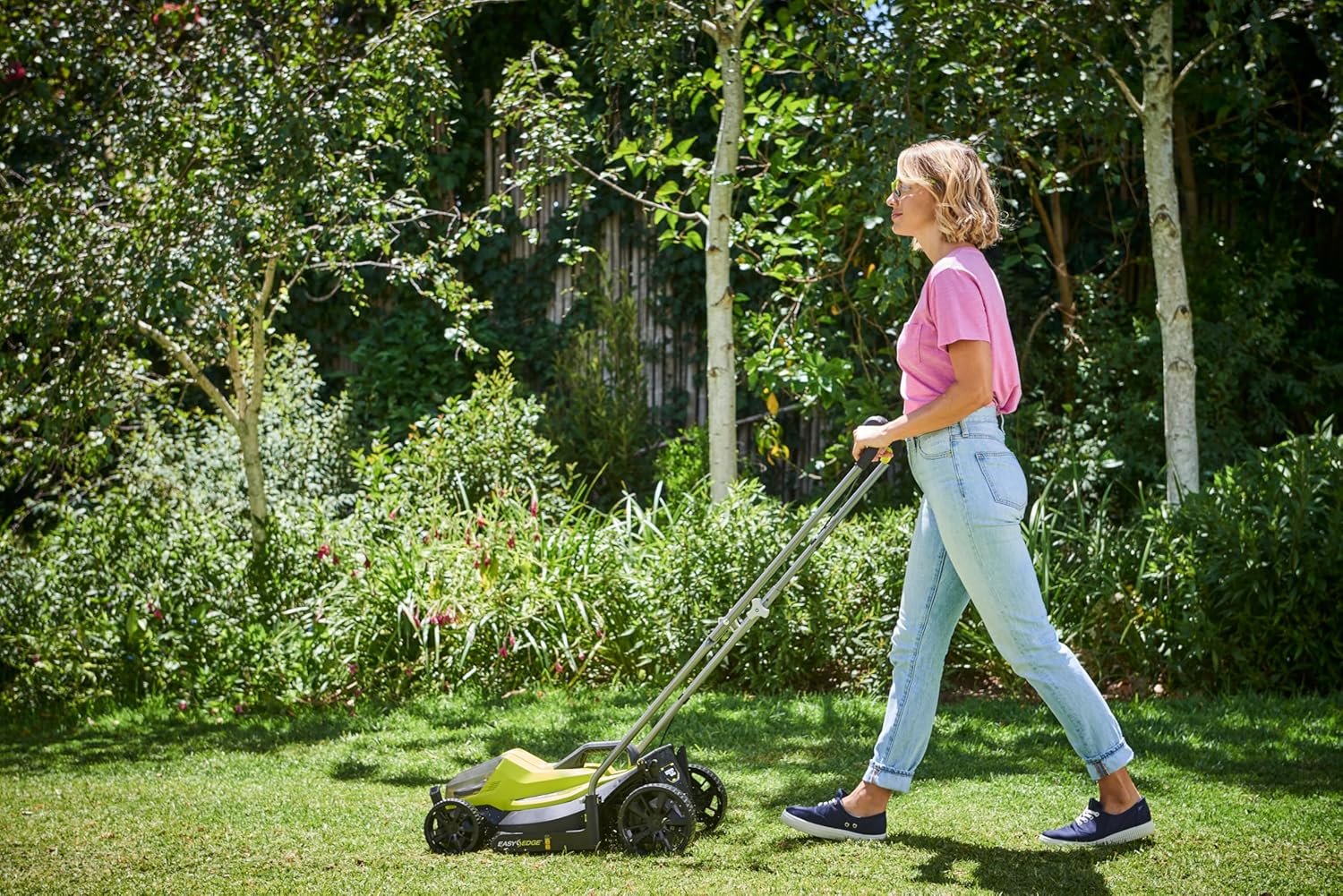 RYOBI 18 V ONE+ Akku-Rasenmäher RLM18X33B40 – 33 cm Schnittbreite, inkl. 4,0 Ah Akku & Ladegerät, kompakt & leicht für kleine Rasenflächen