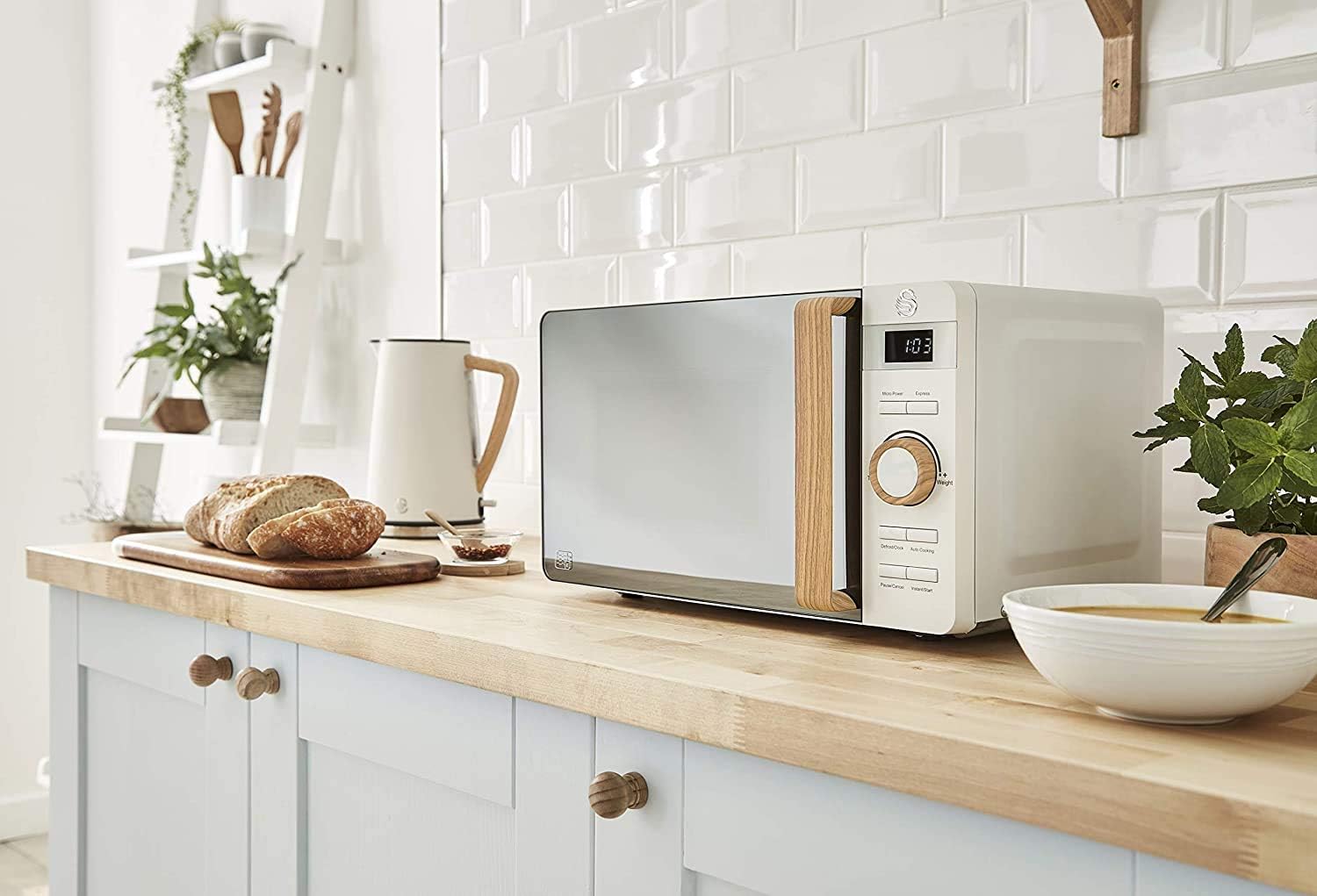 Swan Nordic 20 L digitaler Mikrowellenherd, 6 Leistungsstufen, 800 W Leistung, 30-Minuten-Timer, einfache Reinigung, Abtaumodus, modernes Design, Griff in Holzoptik, mattwei