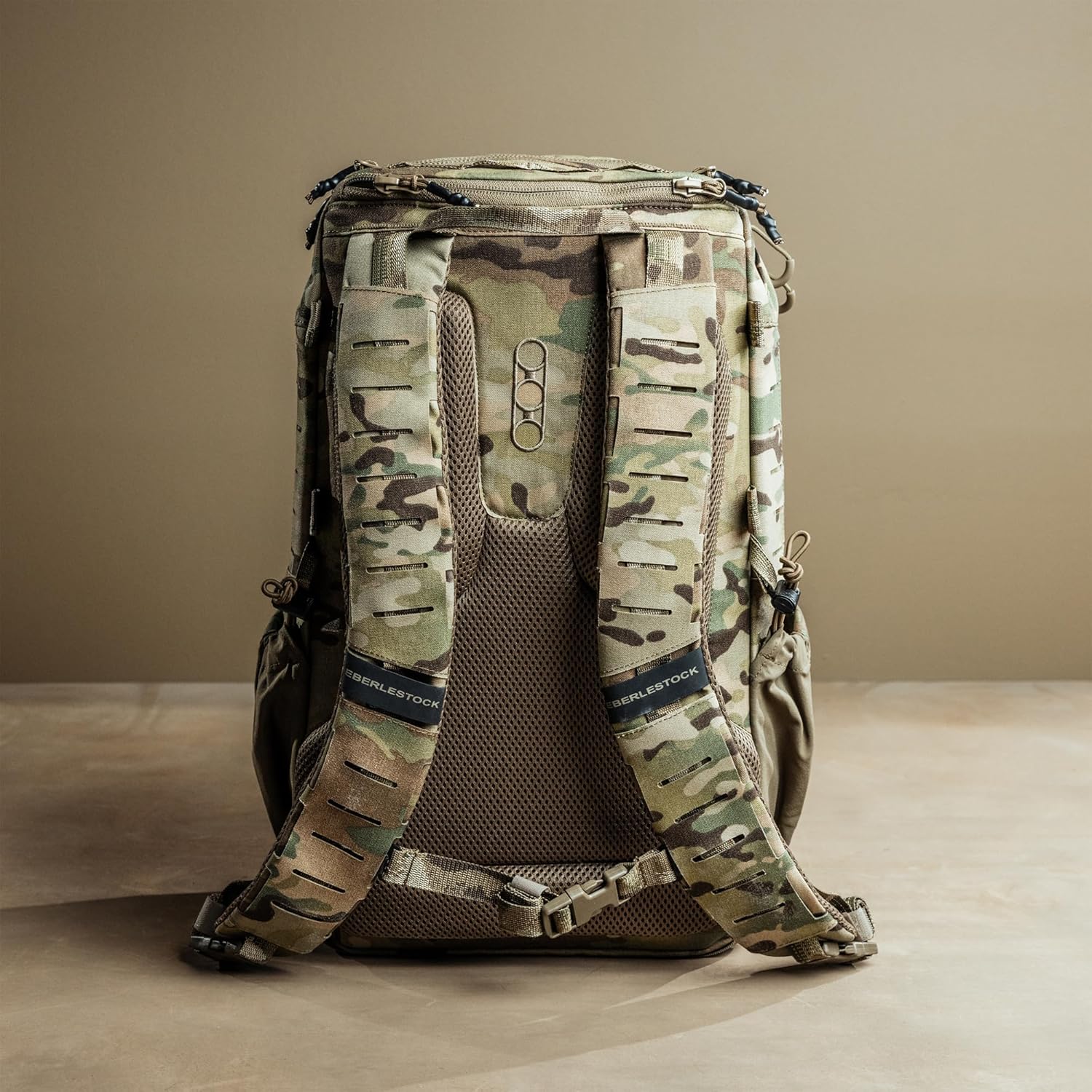 Eberlestock Romad Pack - Kompakter 16L Taktischer Rucksack mit HDPE-Rahmen, Antennen-Pass-Through, Trinkblasentasche & MOLLE-Panel - Robuster Militär- & Jagd-Tagesrucksack - Dry Earth