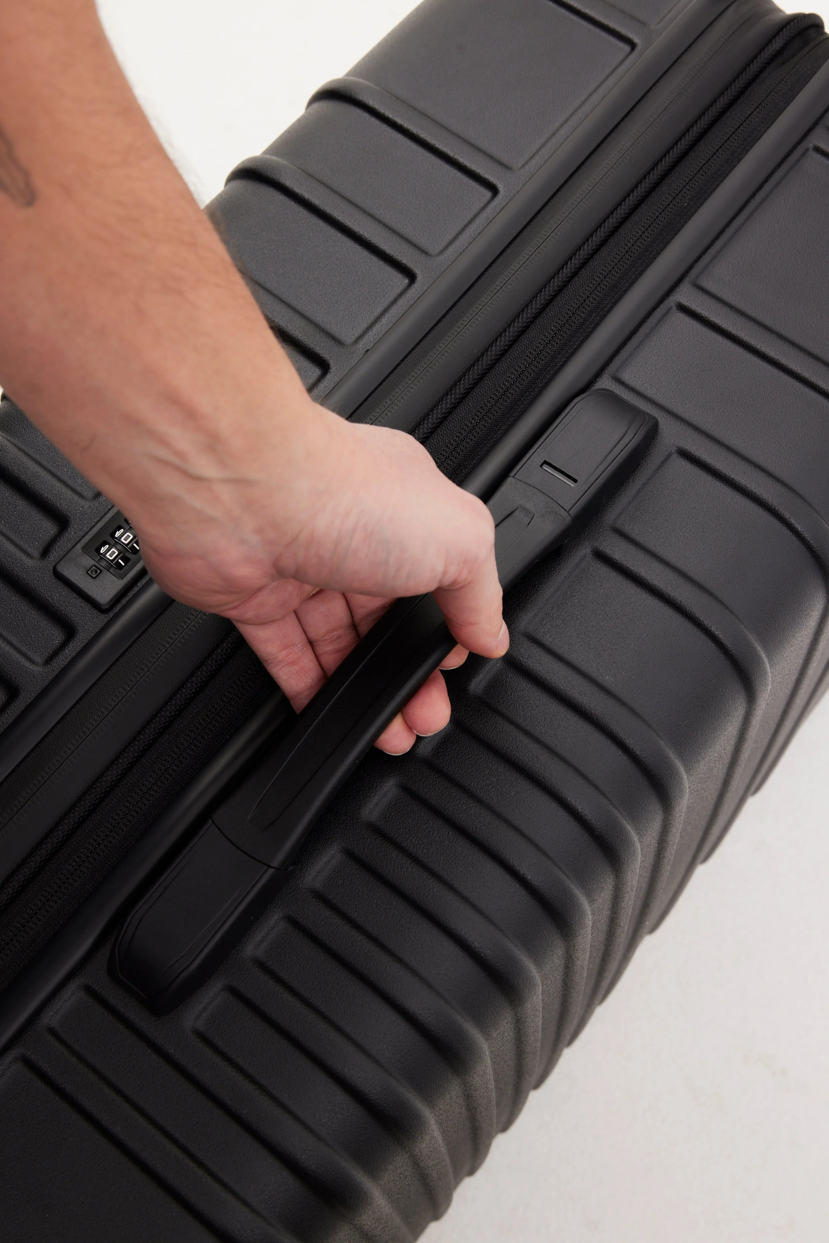 De Large Check-In Roller in All Black