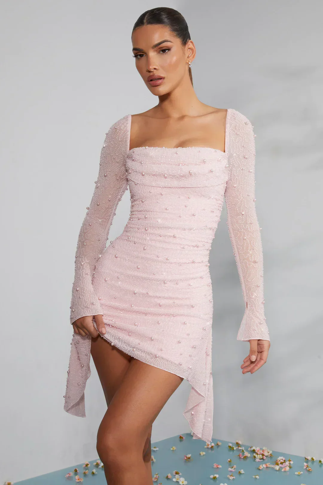 Minikleid mit langen ?rmeln und verziertem Kragen