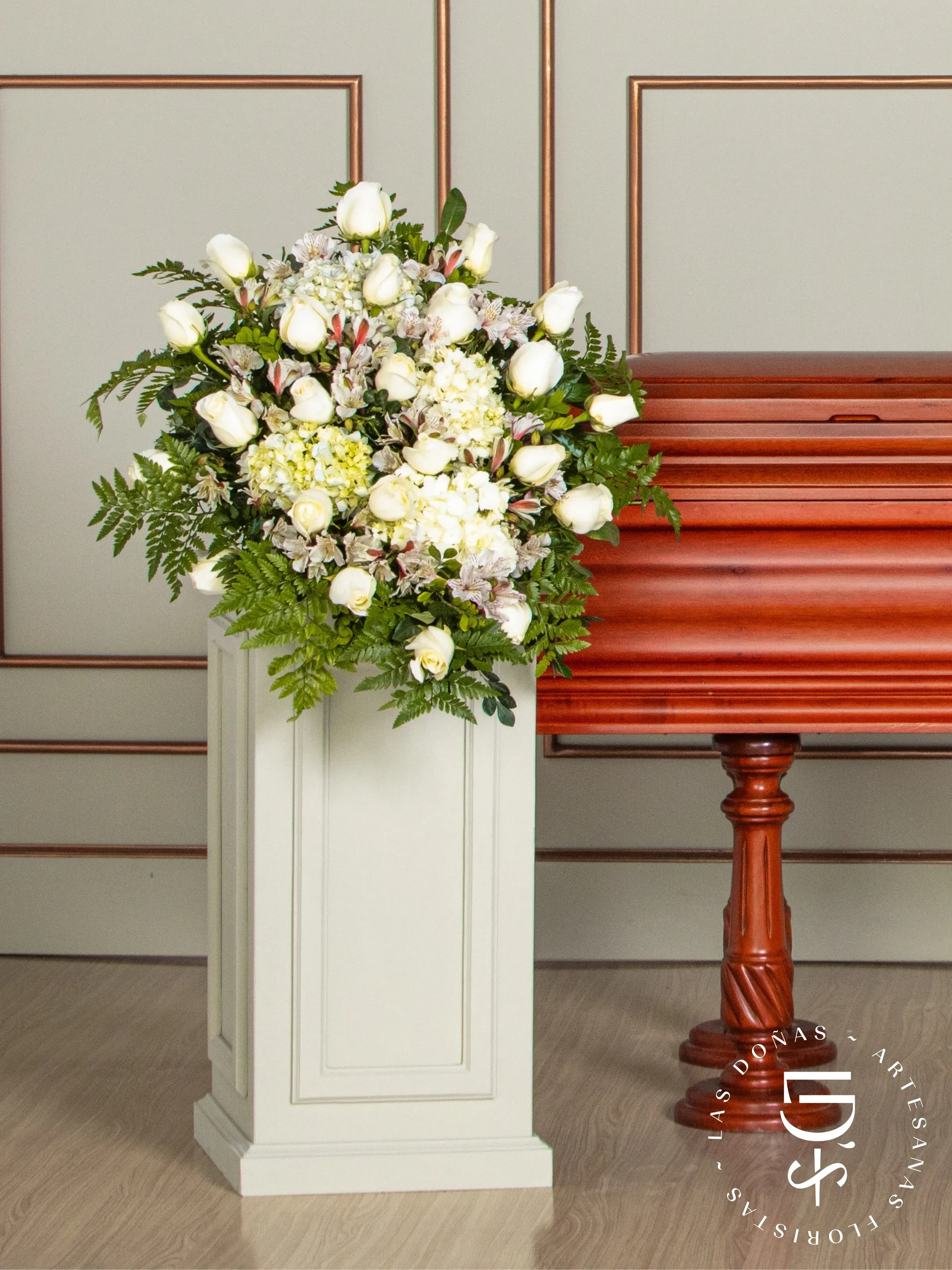 Lágrima de Piso con Rosas Blancas y Liliums