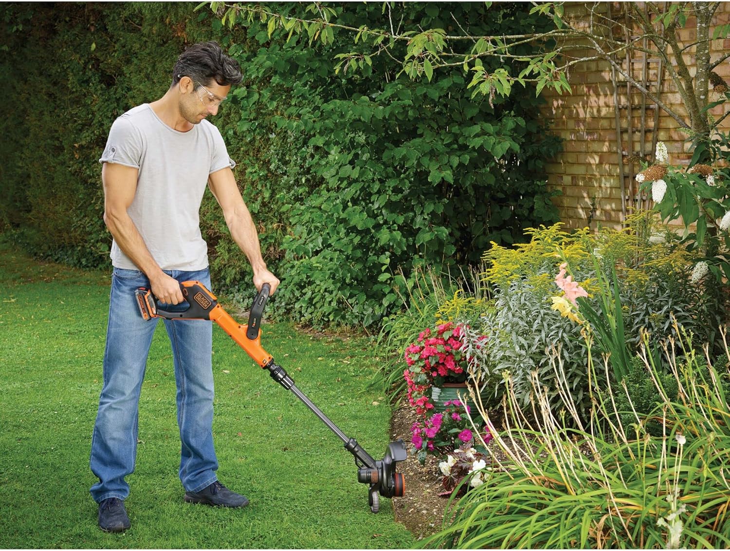 Black+Decker Rasentrimmer mit Akku Rasenkantenschneider Freischneider mit Fadenverlängerung auf Knopfdruck Fadenverlängerung (mit 1x18V 2.0 AH, 28 cm Schnittbreite, Einzelfaden 9 m/1,6 mm) STC1820PC