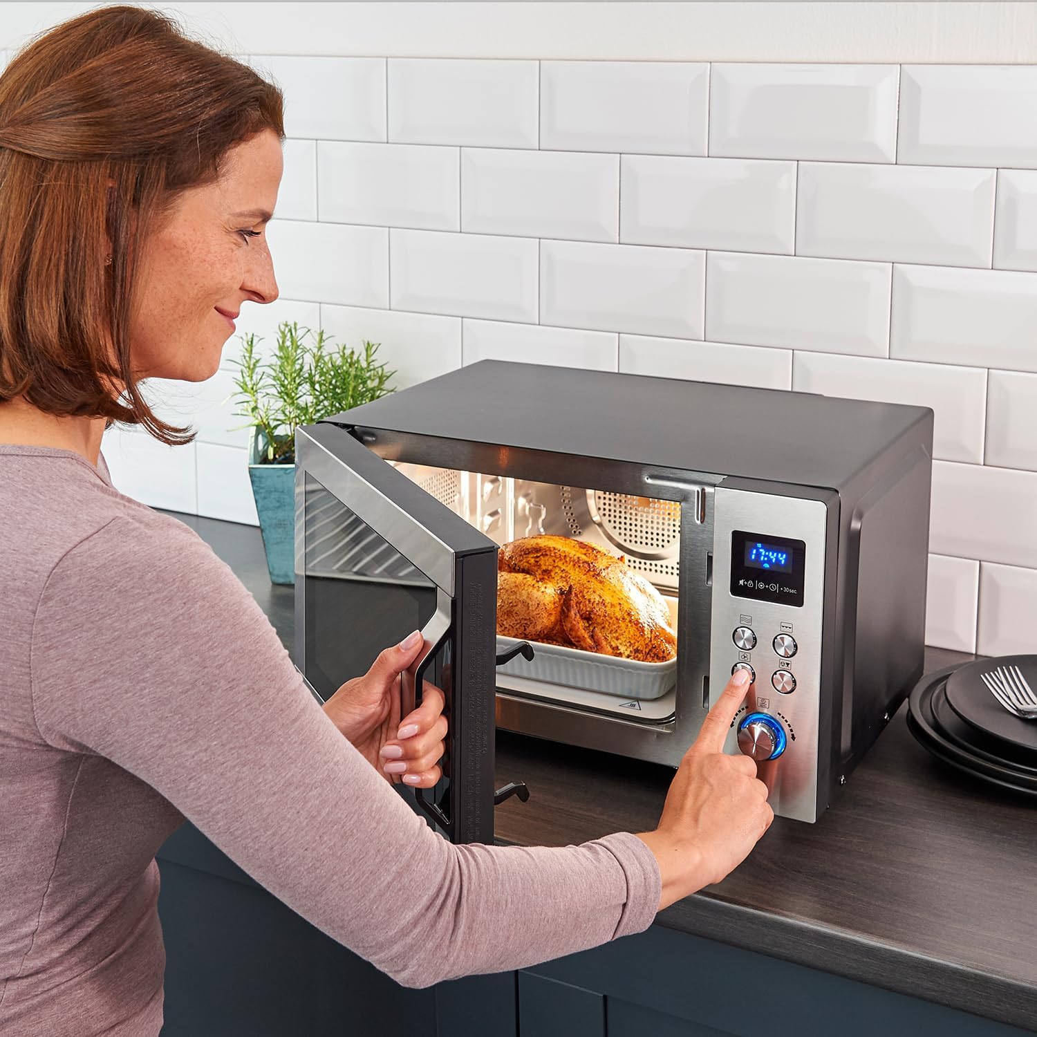 Severin 3-in-1 Mikrowelle mit Glasboden, Flatbed (flacher Hohlraum für große Speisen), Grill und Heißluftfunktion, Mikrowelle mit großer Nutzfläche für eckiges Geschirr, schwarz, Edelstahl, MW 7777