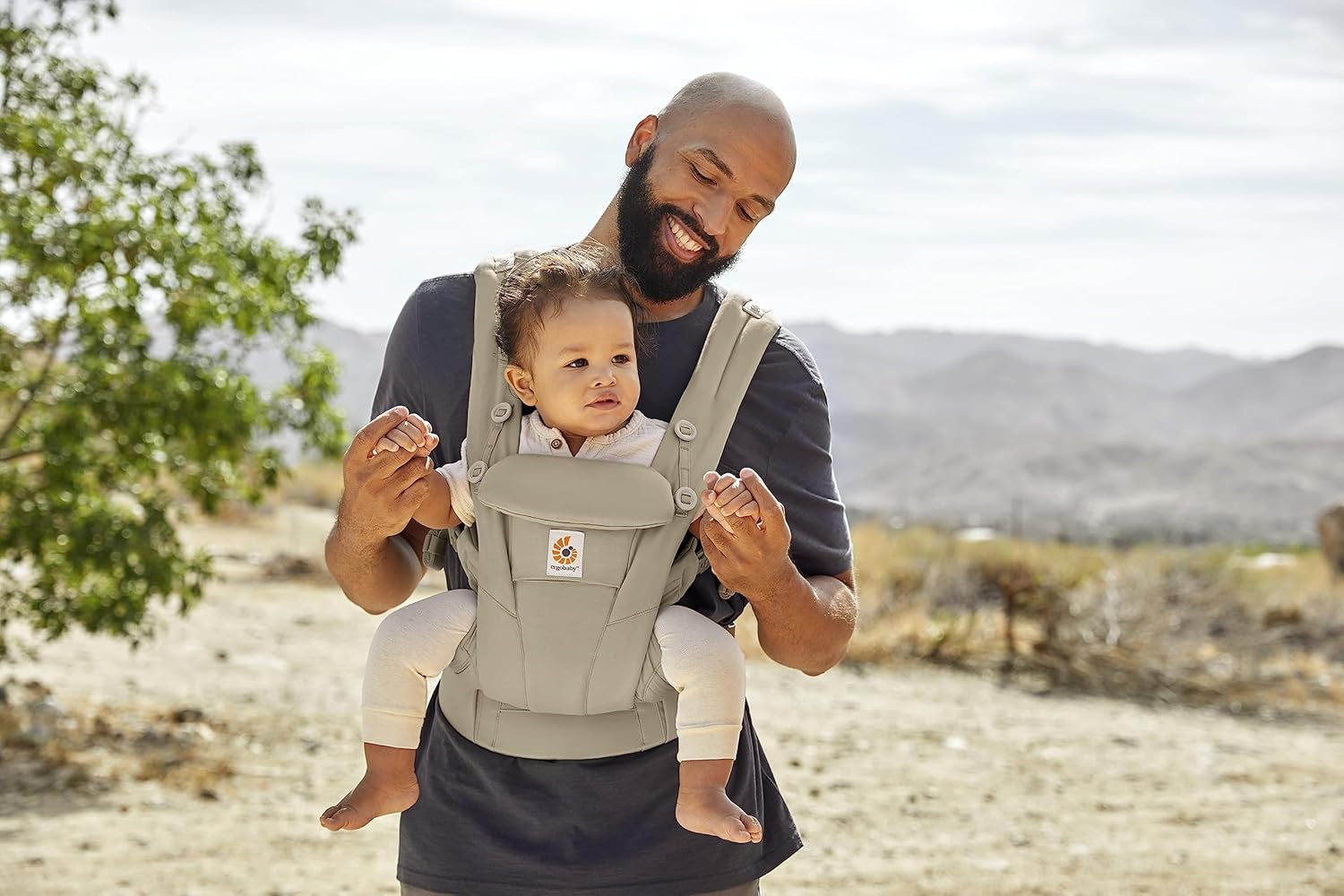Ergobaby Omni Breeze Babytrage für Neugeborene ab Geburt bis 20kg, 4 Positionen SoftFlex Mesh Ergonomische Babybauchtrage Rückentrage Baby-Tragetasche, Natural Beige