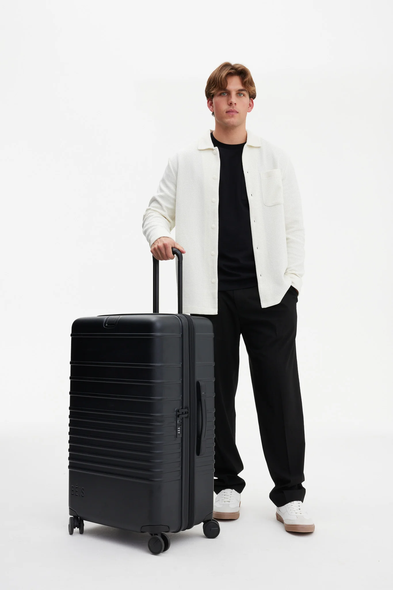 De Large Check-In Roller in All Black