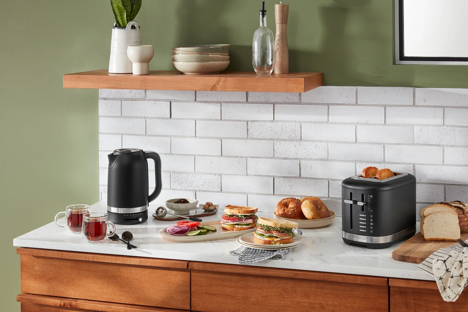2025 KitchenAid Ontbijtpakket inclusief Waterkoker 5KEK1701, Toaster 5KMT2109 + Broodjeshouder