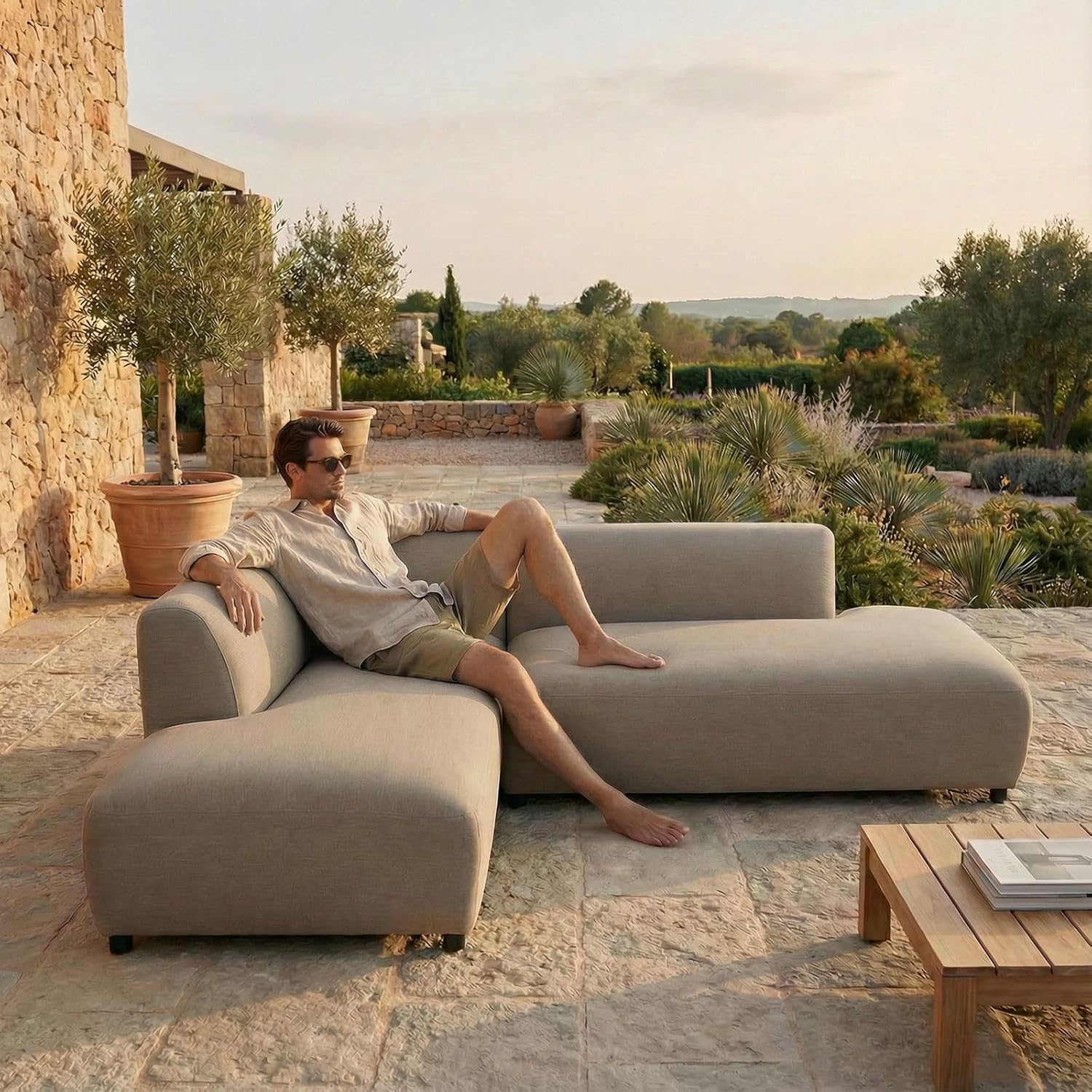 IDIMEX Outdoor-Sofa Calabria gepolstert, Beige – mit gemütlicher Polsterung für Ihre Gartenlounge aus wetterfestem Stoff und robustem Aluminium für Terrasse oder Balkon