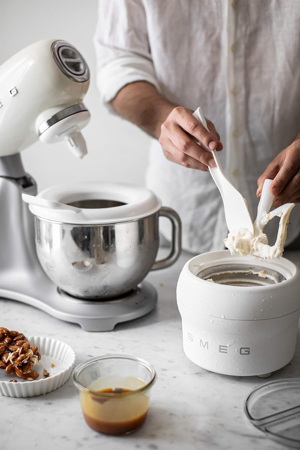 Smeg, SMF02PKEU Küchenmaschine, 10 Geschwindigkeitsstufen, Planetenrührwerk, Sicherheitsabschaltung, 2 Rührbesen, Kugelgriff aus Edelstahl, 800 W, Rose