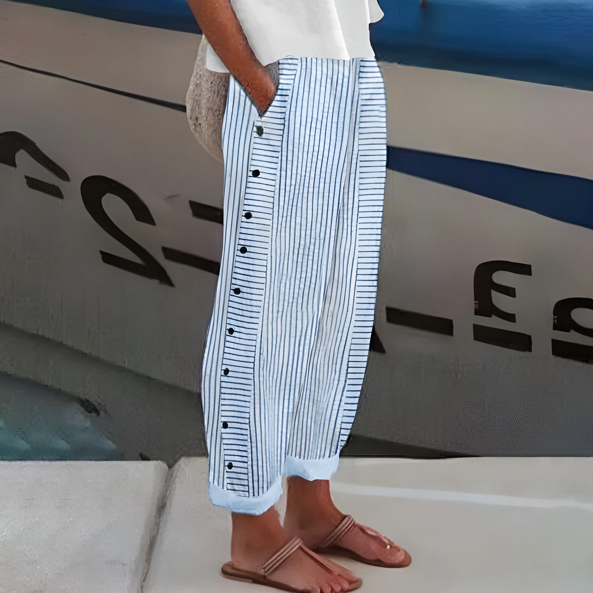 Damenhose mit Streifen-Panel und Knopf-Details