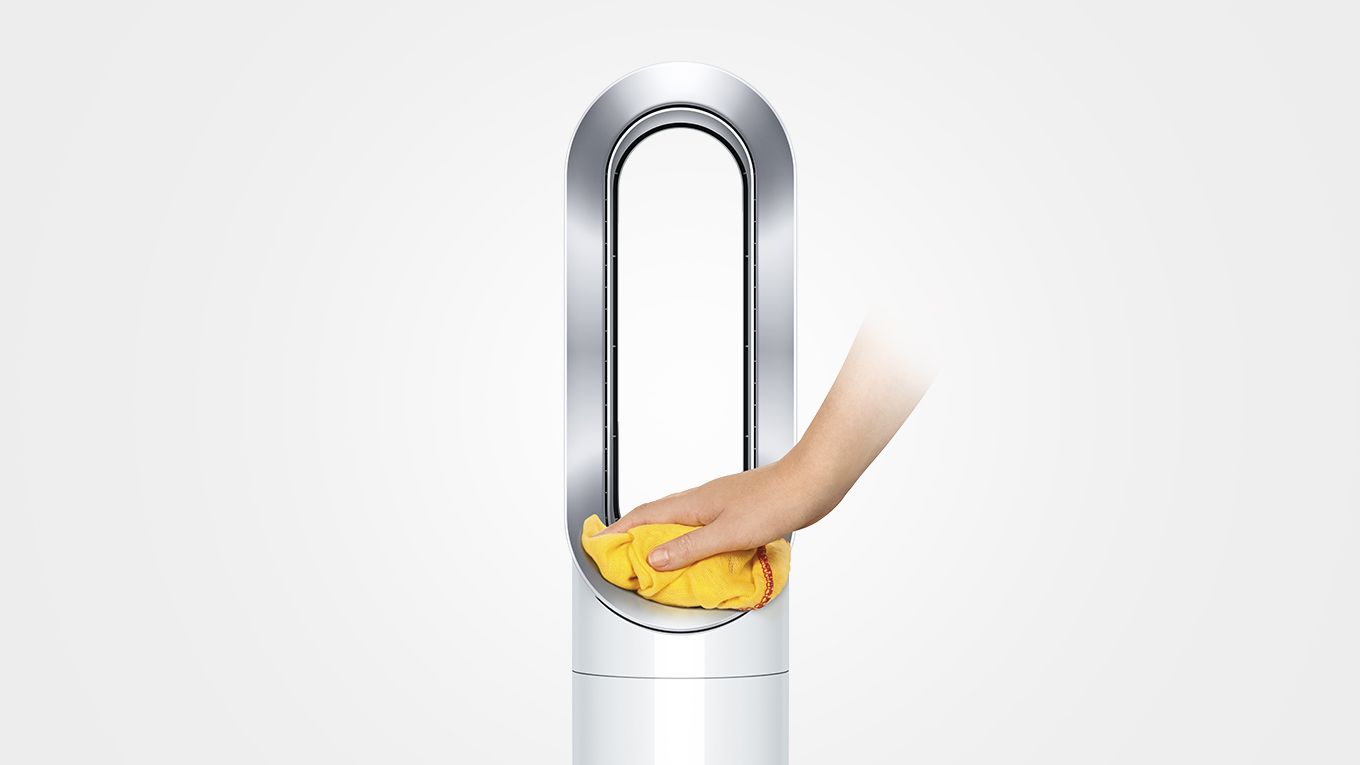 Femme d&eacute;poussi&eacute;rant le ventilateur chauffage Dyson&nbsp;Hot+Cool