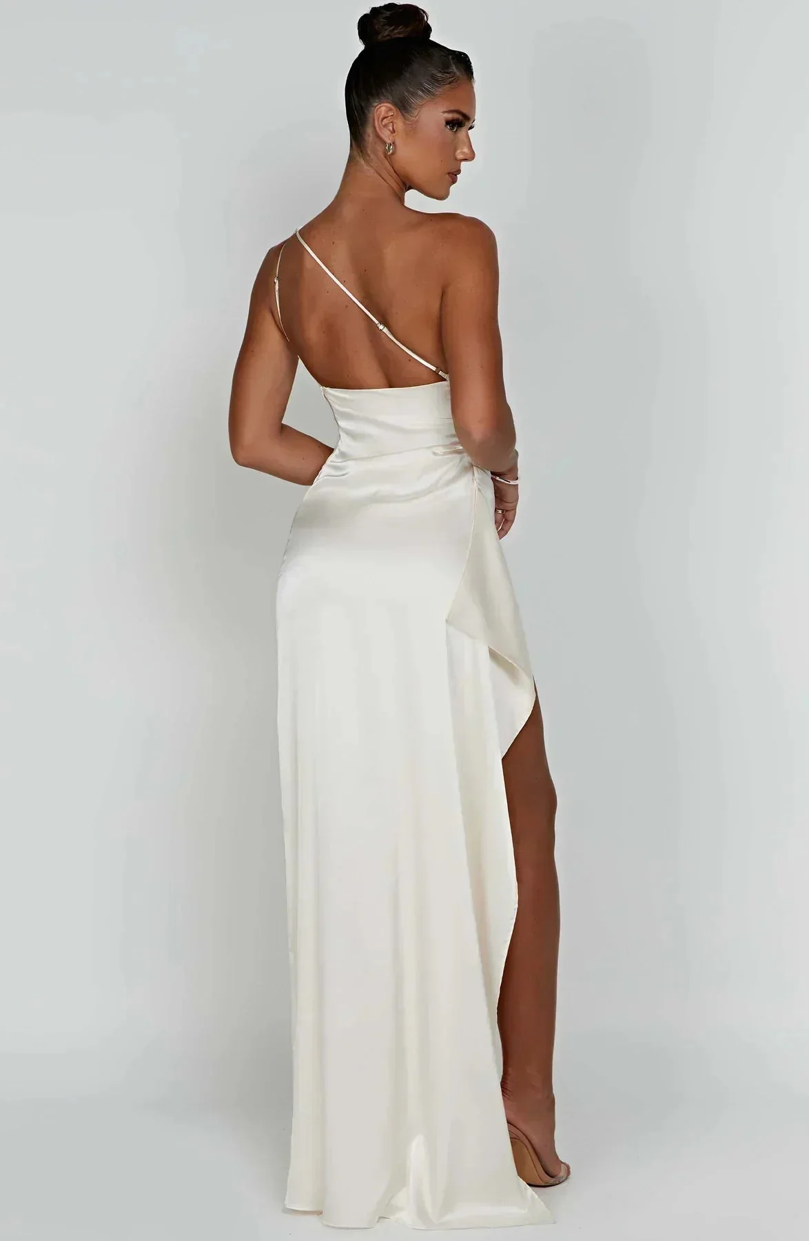Raffiniertes Abendkleid mit hohem Schlitz