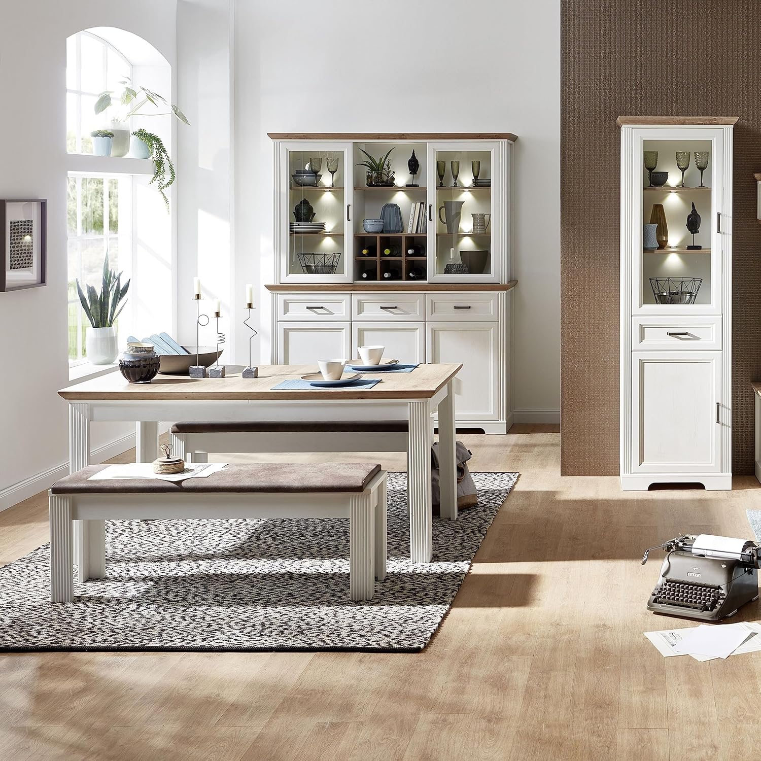 Stella Trading Buffetschrank in Pinie hell, Artisan Eiche Optik - Vitrinenschrank mit LED-Beleuchtung und viel Stauraum im Landhausstil - 166 x 205 x 48 cm (B/H/T)