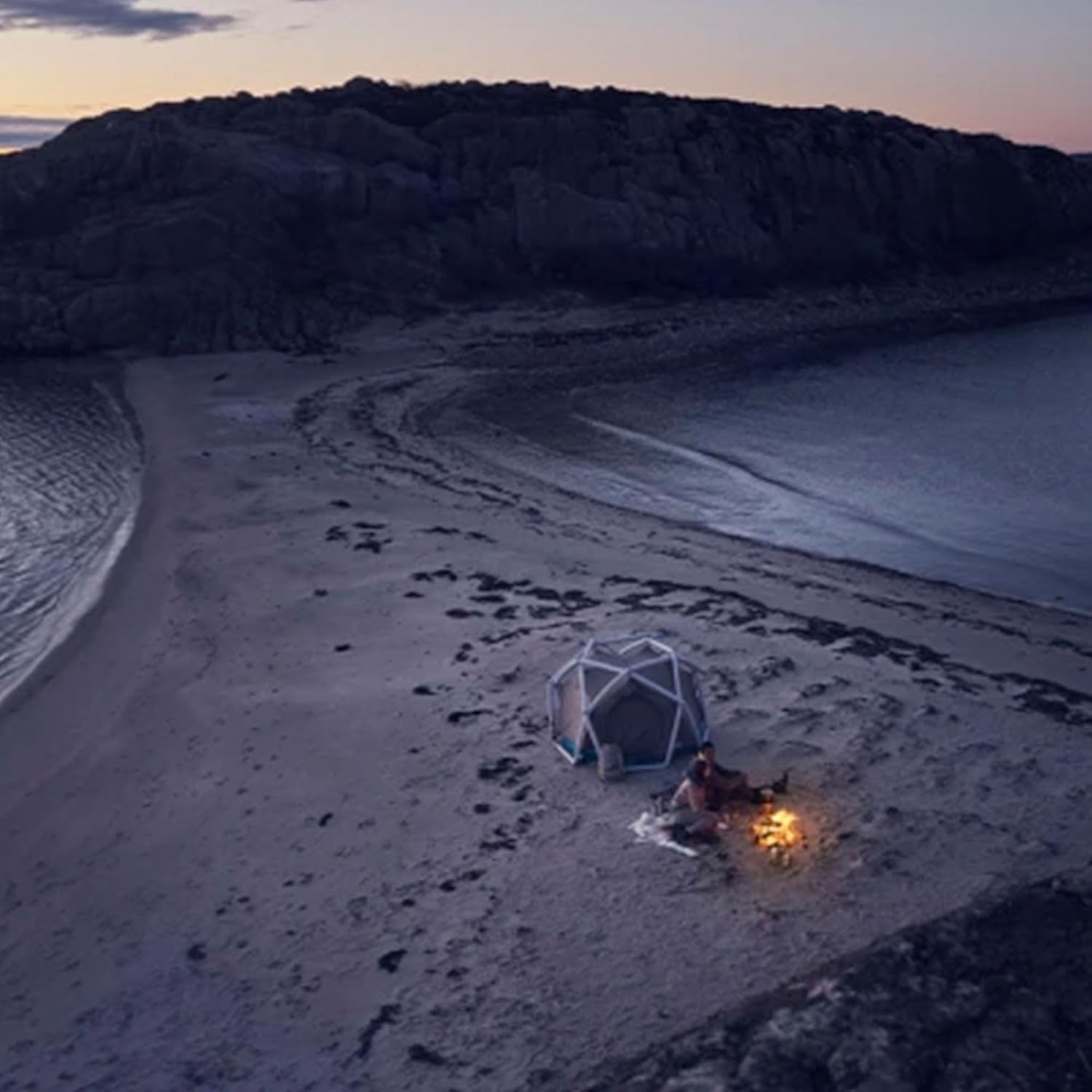 Bang & Olufsen Beosound Explore – Kabelloser tragbarer Bluetooth Outdoor-, Heim- und Reise, 27 Stunden Akkulaufzeit, wasserdichter 360° Lautsprecher + USB-C Ladekabel - Schwarz Anthracite