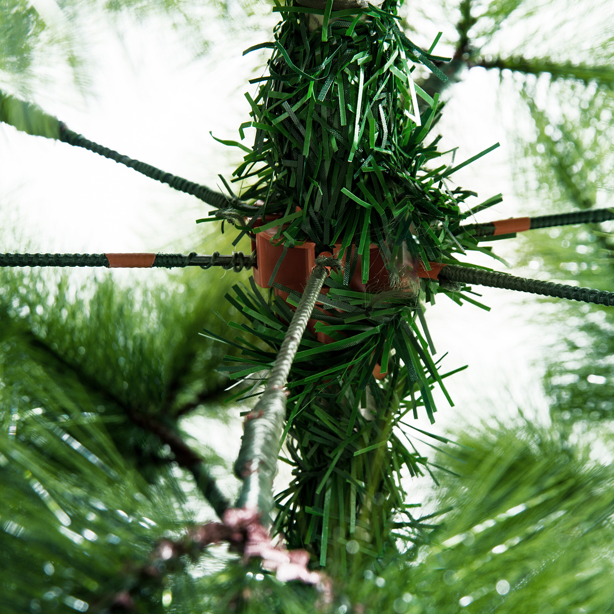 Kunstkerstboom 2,1 m kerstboom dennenboom 505 takken dichte takken eenvoudig te monteren authentieke kerstboom met metalen standaard PET metaal groen ? 90 x 210 cm