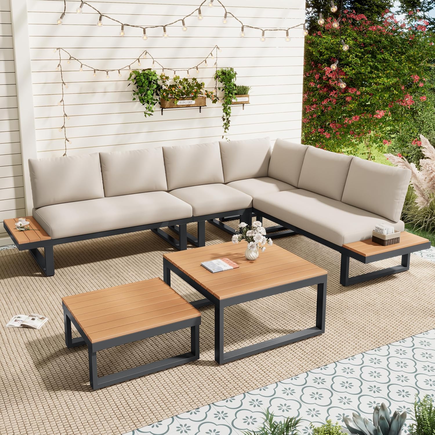 Gartenmöbel-Set, Eckstellung, mit Verstellbarer Neigungsfunktion (5-stufig, bis 55°), verzinktes Stahlrohr, Tischplatte aus Kunststoffholz, mit Zwei Couchtischen, Beige + grau