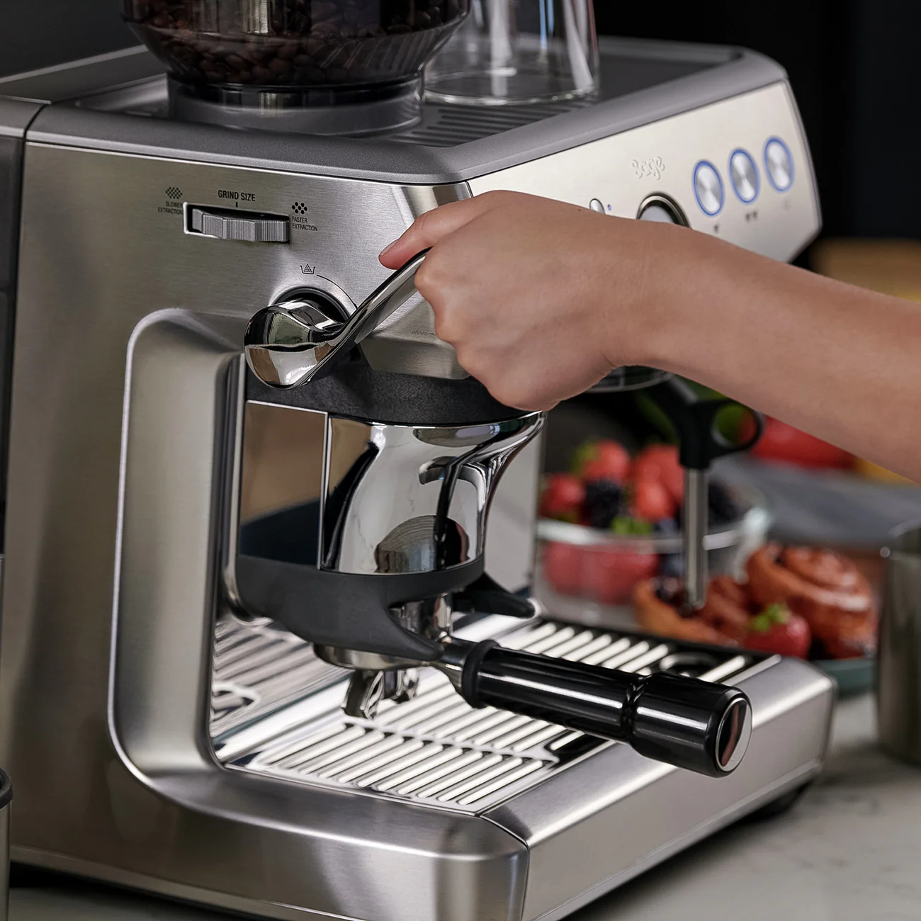 Sage Barista Express Impress ?C Halfautomatische Espressomachine met Slim Doseringssysteem ?C RVS