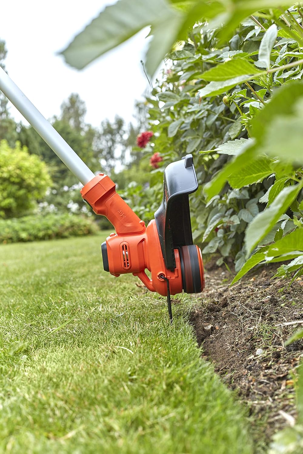 BLACK+DECKER Rasentrimmer mit Akku und Ladegerät - Freischneider - Rasenkantenschneider 36V 2,5Ah, Schnittbreite 33 cm, kohlebürstenloser Motor, mit Fadenverlängerung, Variable Drehzahl BCSTA536L1