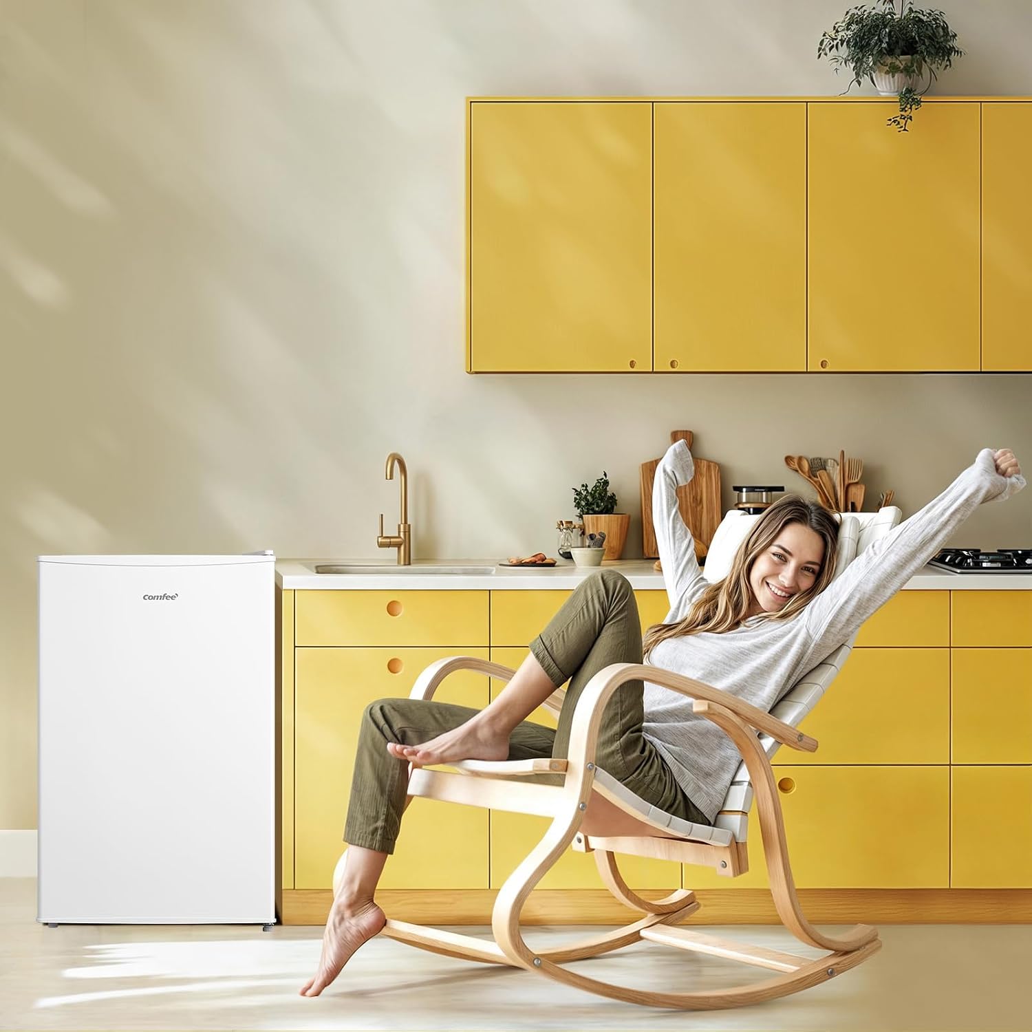 Comfee RCD80WH3(E) Kühlschrank mit Gefrierfach, 80L Kleiner Kühlschrank, Obst- und Gemüsefach, 84.5 cm Höhe, 47.5 cm Breite, 110 kWh pro Jahr, Einstellbare Temperaturregelung, verstellbare Füße, weiß