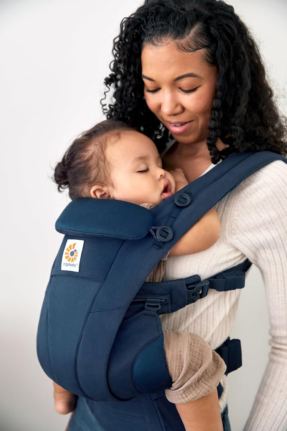 Ergobaby Omni Breeze Babytrage für Neugeborene ab Geburt bis 20kg, 4 Positionen SoftFlex Mesh Ergonomische Babybauchtrage Rückentrage Baby-Tragetasche, Natural Beige