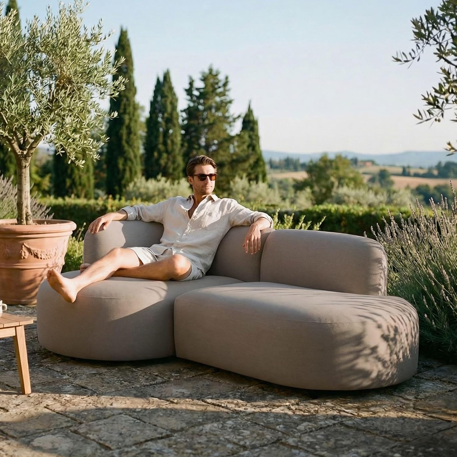 IDIMEX Outdoor Sofa Sorrento gepolstert, Beige – gemütliche Sitzlounge aus Aluminium mit wetterbeständigem Bezug für Terrasse Balkon Garten mit großzügiger Liegefläche