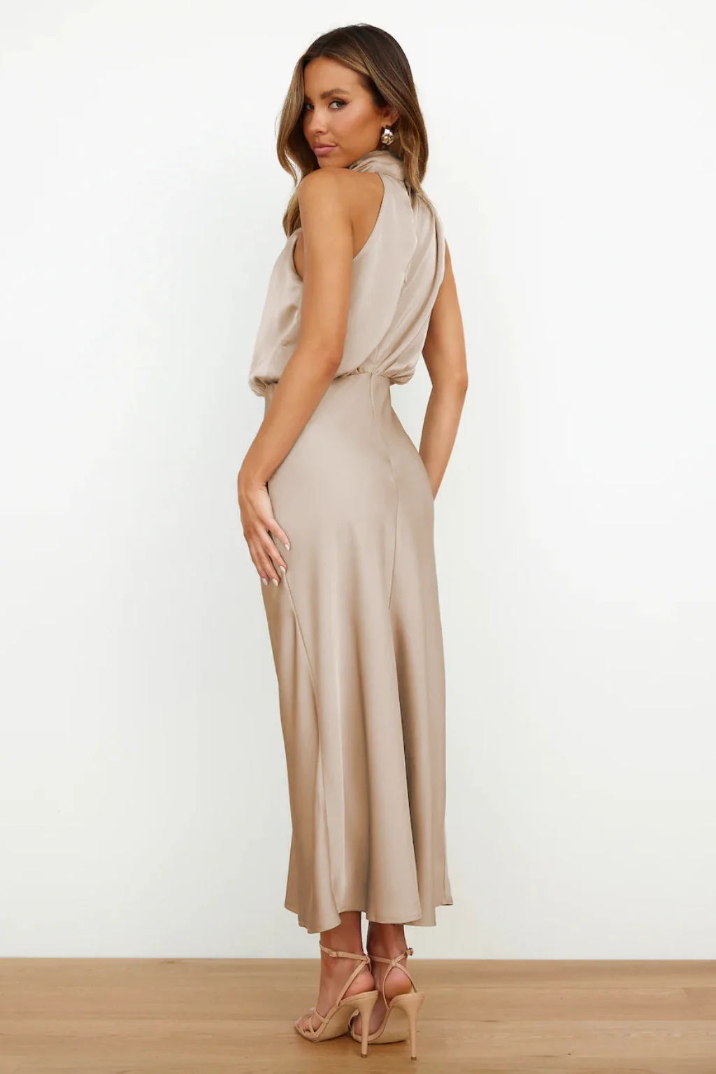Damen Satin Maxikleid mit Halterneck-Ausschnitt | Flie?endes, bodenlanges Abendkleid f��r Hochzeiten und festliche Events