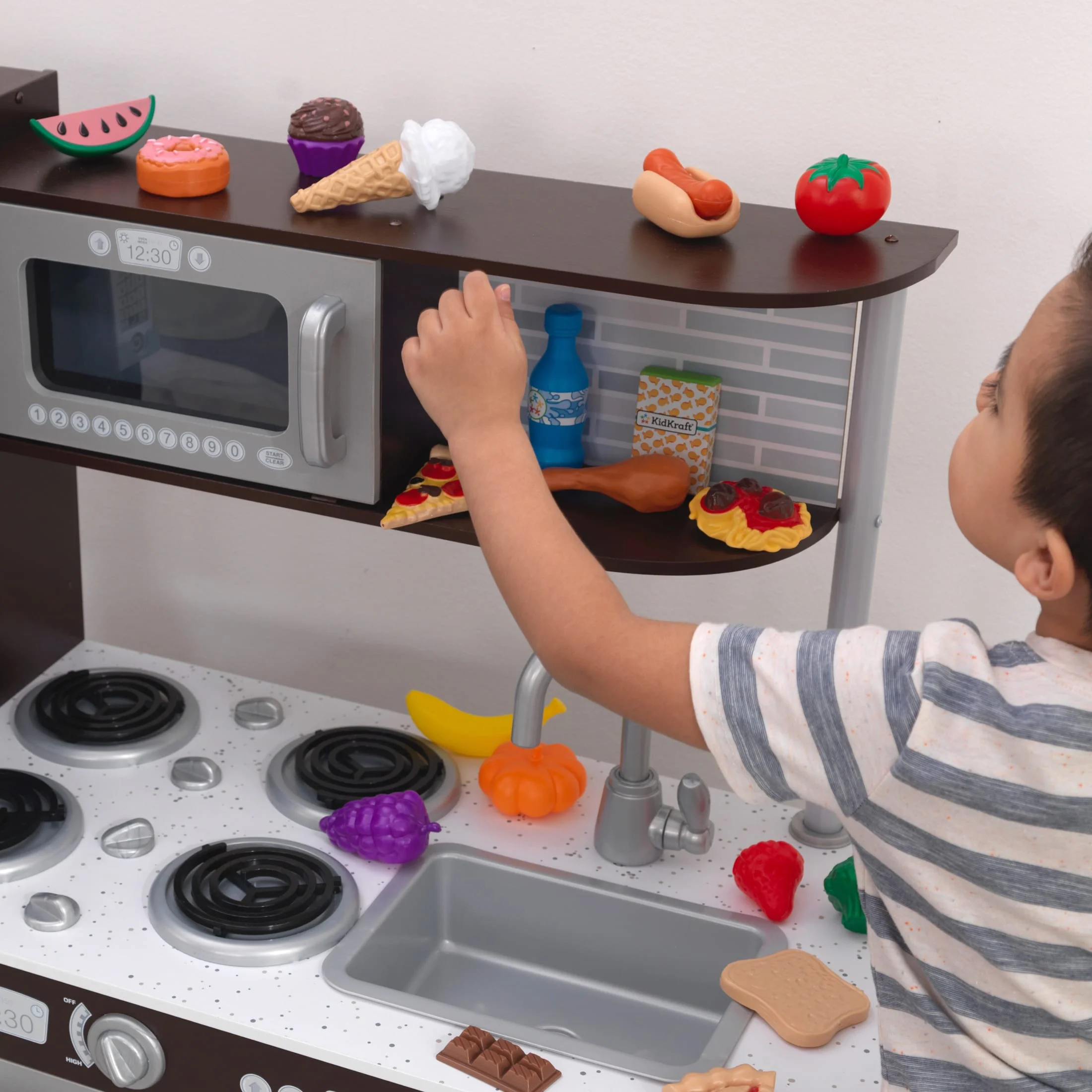2025 KidKraft Uptown Espresso Houten Speelkeuken met 30 Speelse Voedselaccessoires