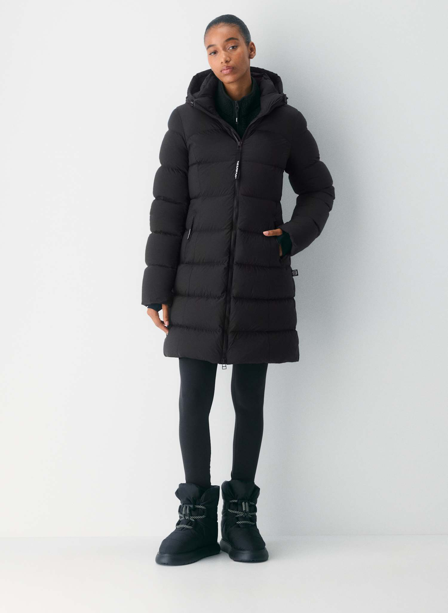 The Super Puff Women’s The Supersnug Puff Mid Jacket in Black | 2XS
