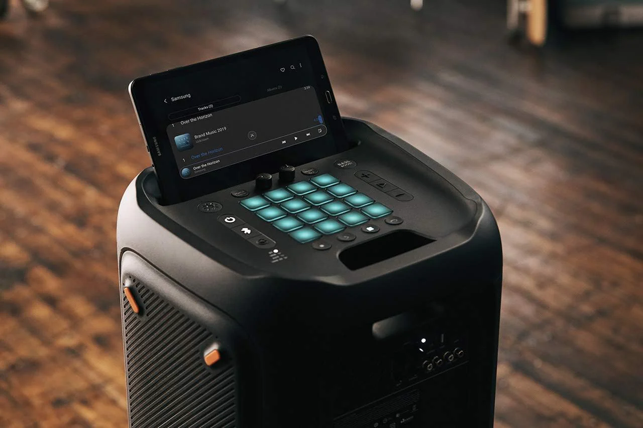 JBL PartyBox 710 - Schwarz �C Trag - und rollbarer Bluetooth Party-Lautsprecher mit Lichteffekten �C Spritzwassergesch��tzte, mobile Musikbox
