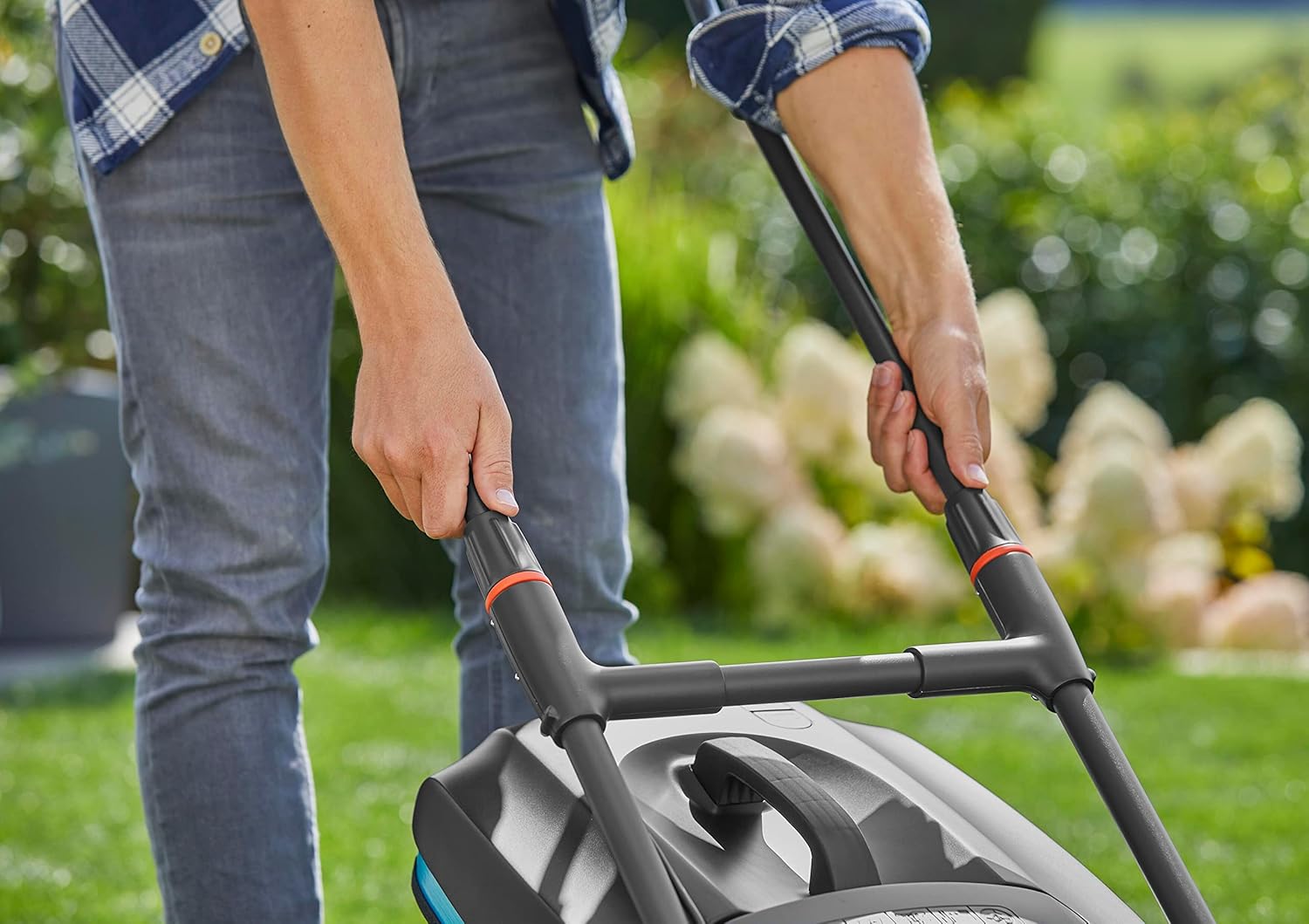 Gardena Elektro-Rasenmäher PowerMax 37/1800 G2: Mäher bis 500 m², 1800 W Leistung, 37 cm Schnittbreite, 45 l Fangvolumen, 35 bis 65 mm Schnitthöhe, ErgoTec Plus Griff, zusammenklappbar (14637-20)
