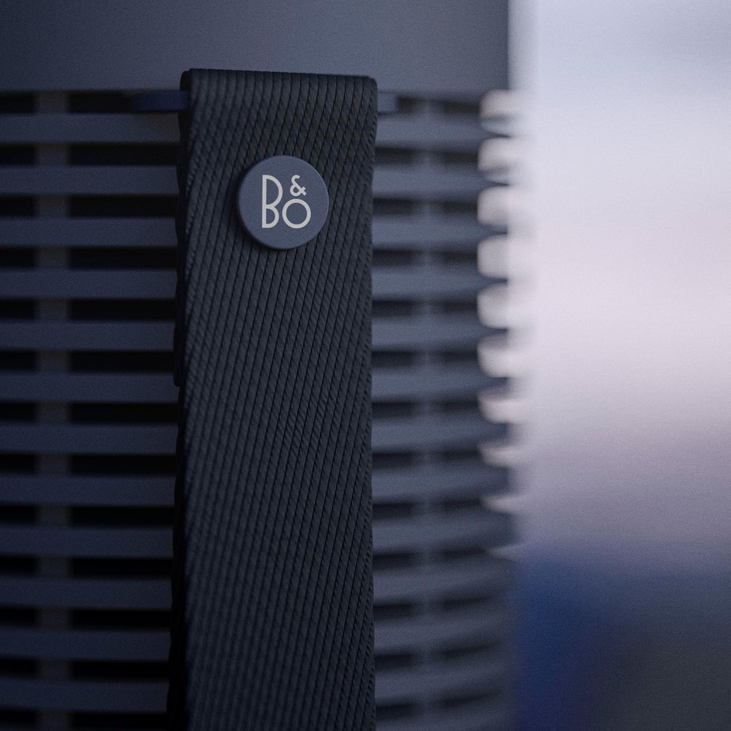 Bang & Olufsen Beosound Explore – Kabelloser tragbarer Bluetooth Outdoor-, Heim- und Reise, 27 Stunden Akkulaufzeit, wasserdichter 360° Lautsprecher + USB-C Ladekabel - Schwarz Anthracite