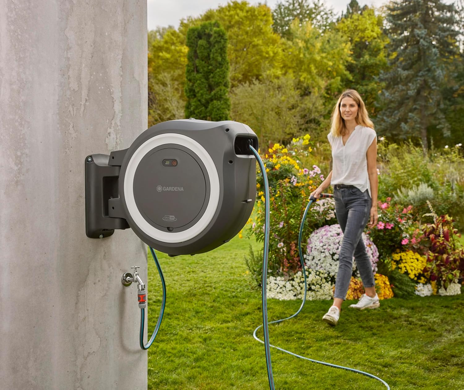 Gardena Akku-Wand-Schlauchbox PowerRoll XL solo: Automatischer Schlauchaufroller mit 35 m Gartenschlauch, Schlauchführung und RollControll, akkubetrieben, UV- und frostbeständig (18642-55)